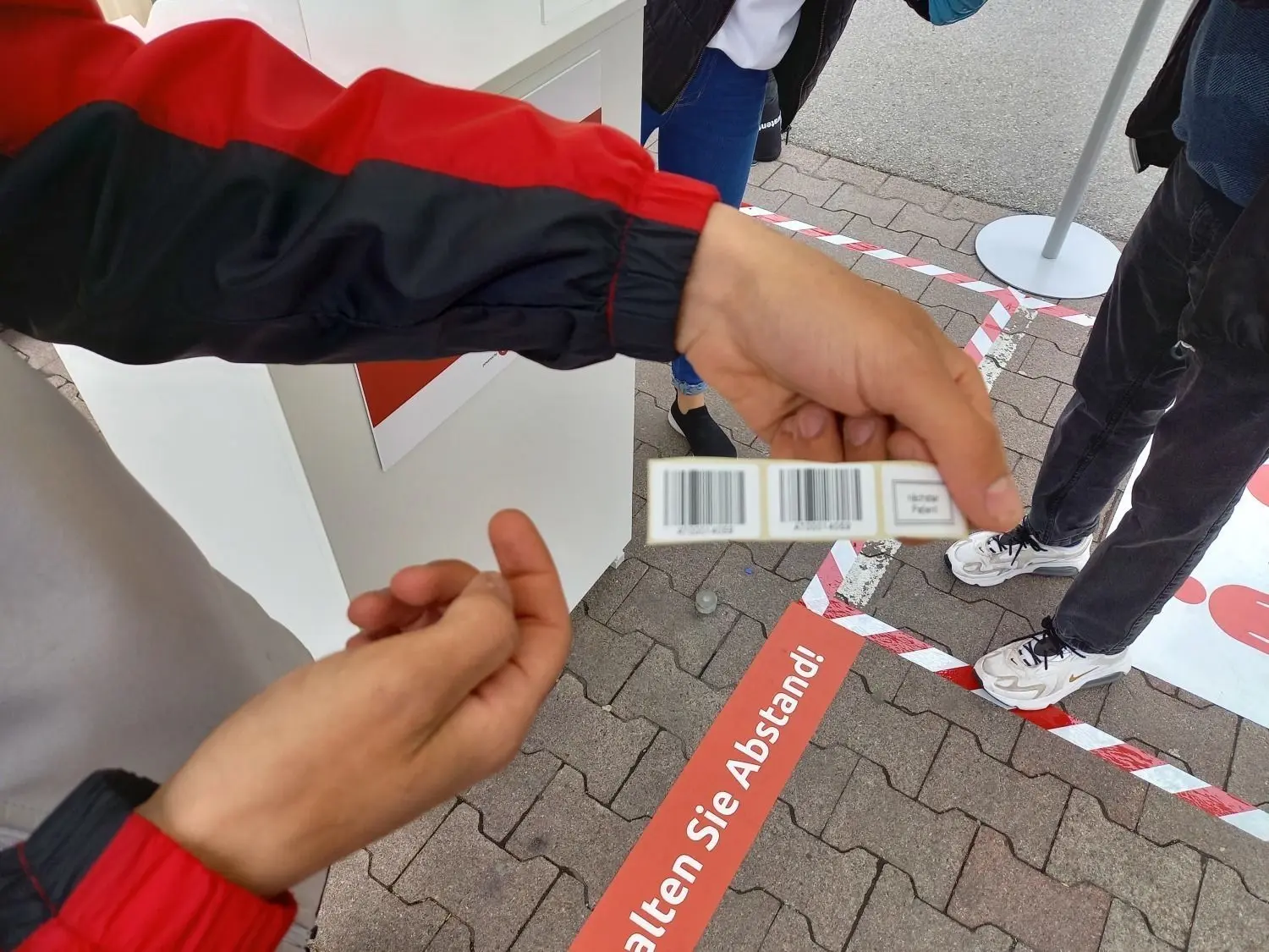 Ein Streifencode, der jeder Testperson zugeordnet wird, gewährleistet, dass  ein kostenloser Test pro Woche nicht überschritten wird. 