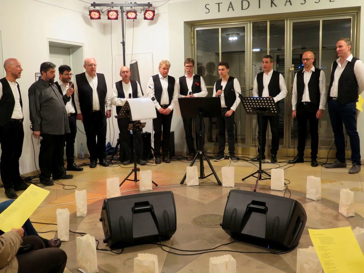 Exzellente Stimmen und wunderbare Lieder: Einmal mehr begeisterten die HechSinger ein großes Publikum beim Adventskonzert zum Abschluss des Sternlesmarktsamstags im Rathaus, das auch vom Gemischten Chor des Sängerbunds Hechingen mitgestaltet wurde.