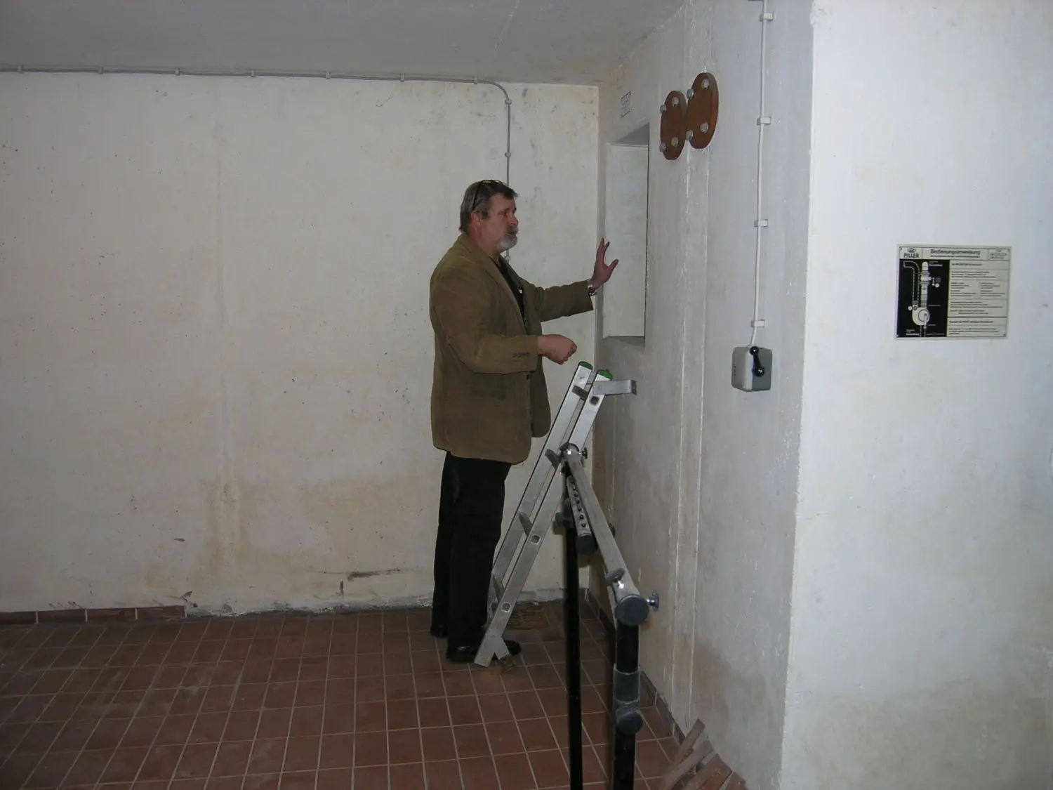 Michael Grimm im Privatbunker im Drosselweg. Sein Vater hatte den Luftschutzbunker vor 37 Jahren bauen lassen.⇥