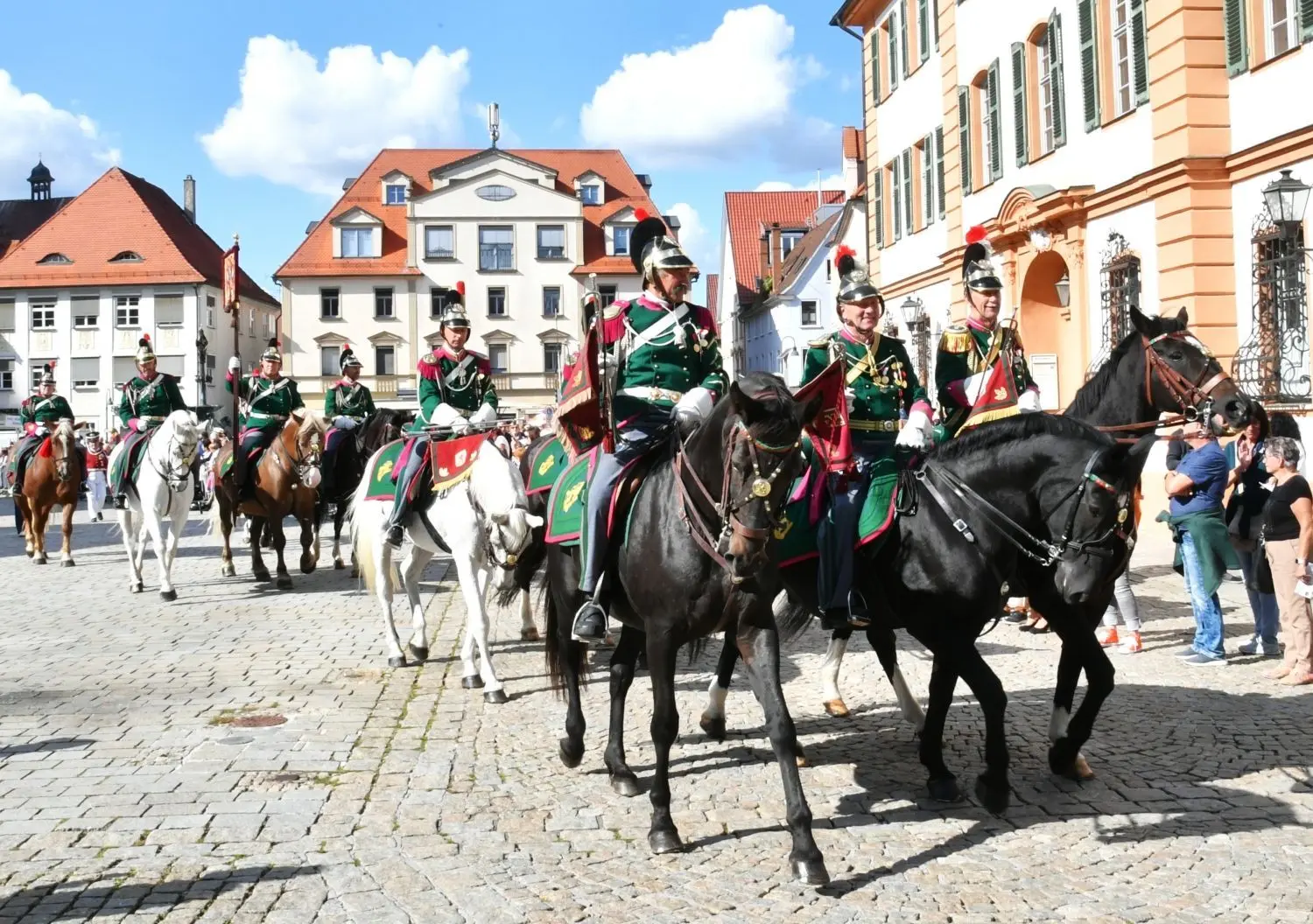 Musikkappellen aus Ehingen, historische Bürgerwachen und Milizen aus 48 Orten in Baden-Württemberg und rund 2000 Teilnehmer "im bunten Rock" waren am Sonntag zu Gast in Ehingen.
