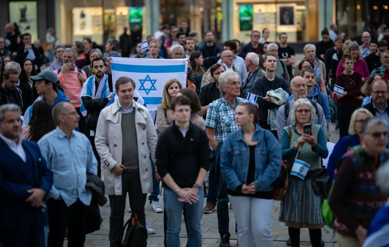 Ebenfalls am Montagabend in Stuttgart: Solidaritätskundgebung für das angegriffene Israel auf dem Marktplatz.