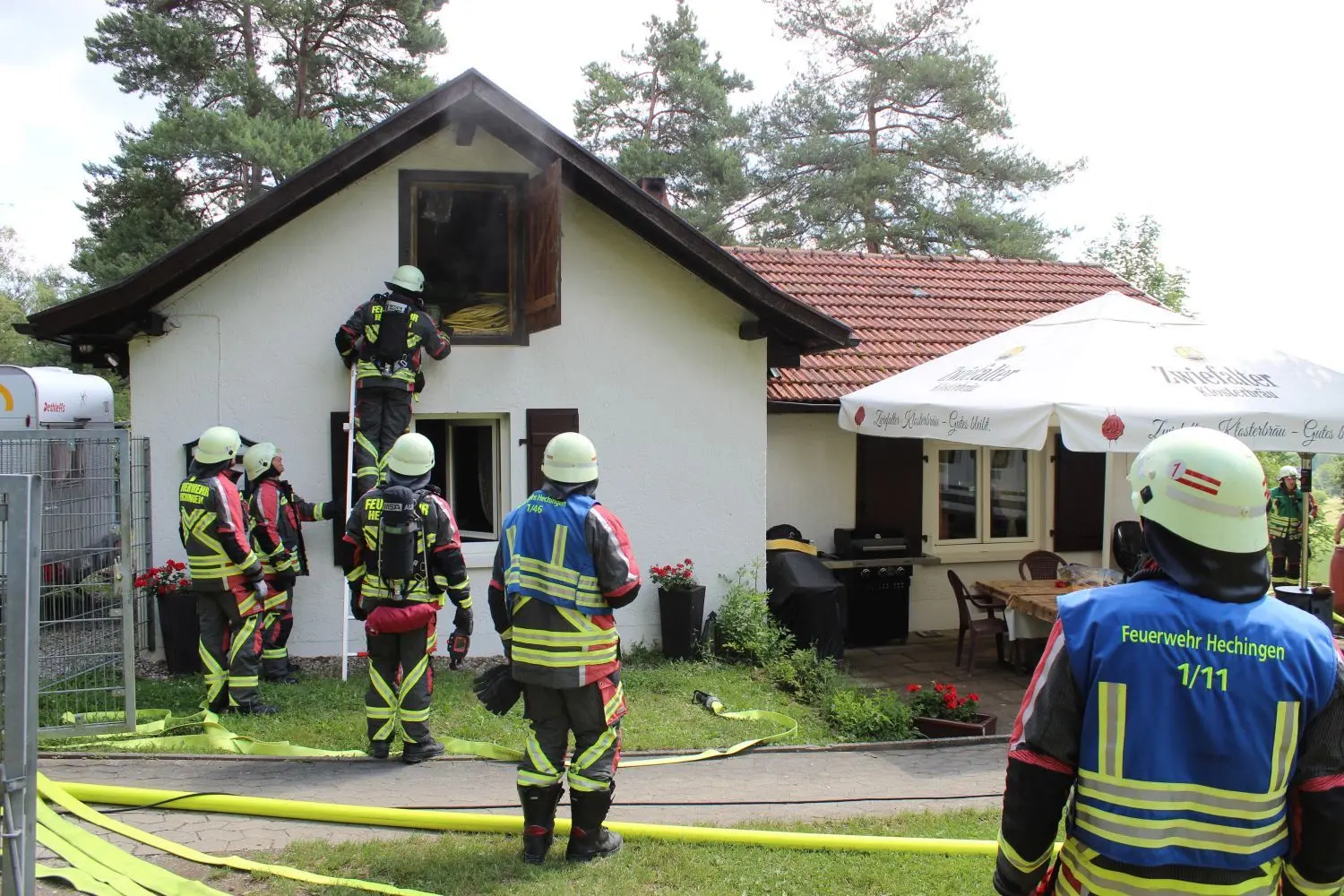 Das Fenster zum Dachgeschoss wurde geöffnet, um nach versteckten Glutnestern zu suchen.