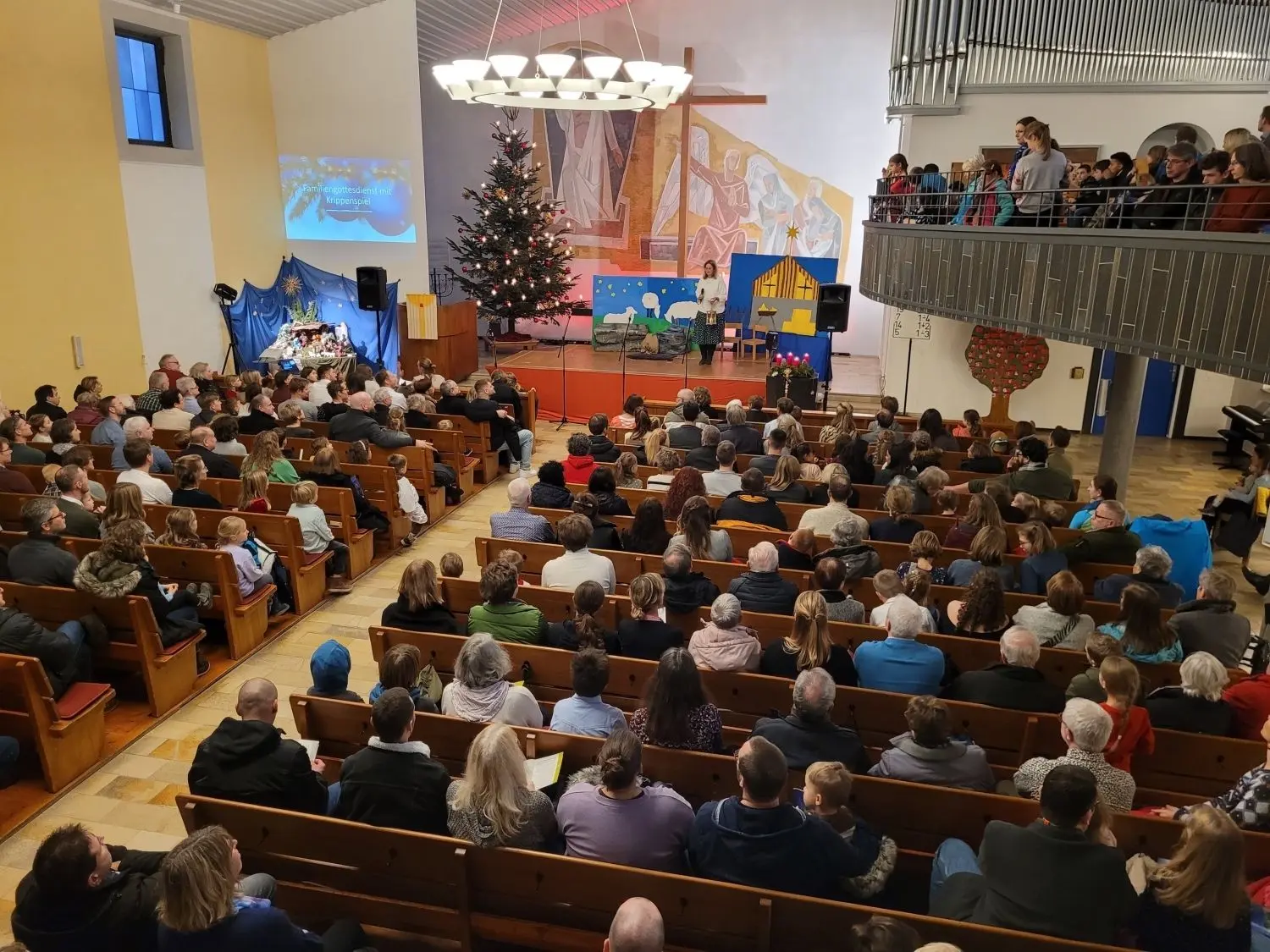 Die Weihnachtsgottesdienste, wie im Bild links in der Auferstehungskirche, waren gut besucht. Oberbürgermeister Thomas Keck machte auf seiner Tour unter anderem bei der Arbeiterwohlfahrt Station (Bild rechts).⇥