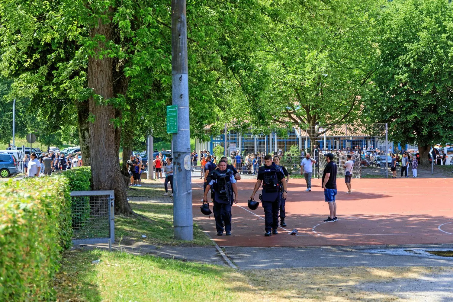 Großes Polizeiaufgebot in Murrhardt. Mehrere Interventionsteams durchsuchen die betroffenen Schulen.