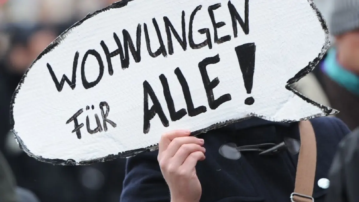 Symbolbild
ARCHIV - 10.11.2012, Hamburg: Ein Frau demonstriert zusammen mit knapp 3000 Menschen gegen steigenden Mieten. (zu dpa «Auf dem Weg zu Berliner Verhältnissen? - Vor dem Aktionstag «Mietenwahnsinn stoppen»») Foto: Angelika Warmuth/dpa +++ dpa-Bildfunk +++