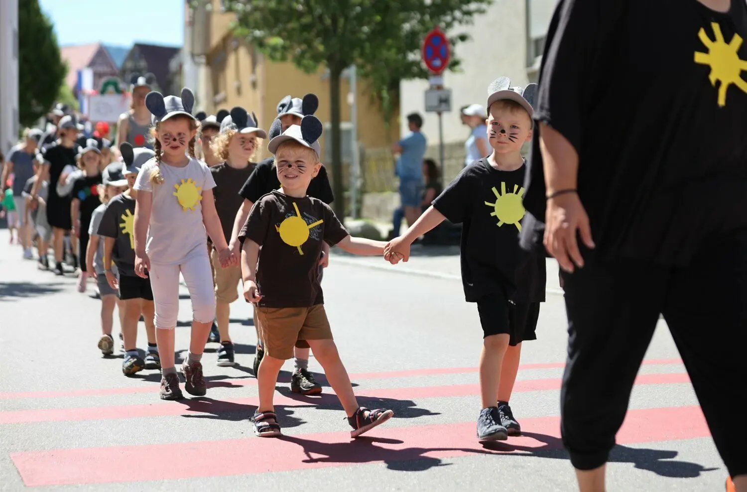 Die Kindergartenkinder begeistern mit ihren fantasievollen Kostümen.