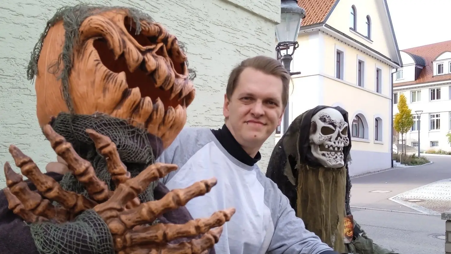 Lukas Klaptocz und zwei Gruselgestalten halten vor seinem Haus in der Burladinger Hauptstraße 42 schon mal Ausschau nach Quälgeistern, die auf Süßigkeitenfang sind. Zu Halloween, also Dienstag, wird sich der Eingang allerdings ganz anders präsentieren.⇥