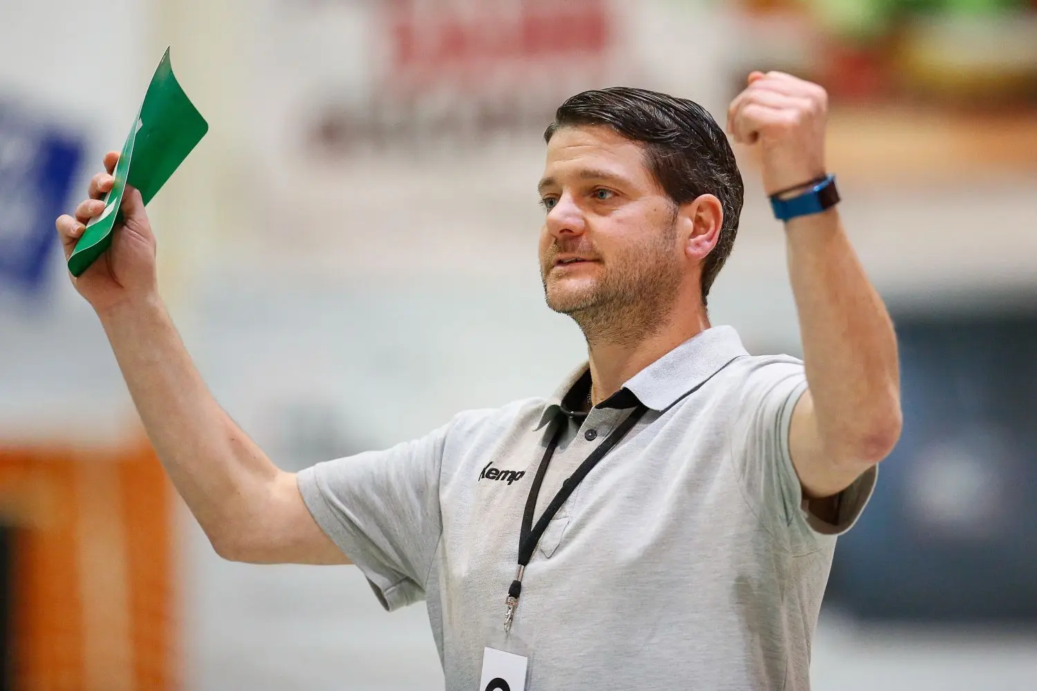 Andreas Frey in der Rolle des Triumphators. Bis zum Aufstieg warten auf den TVA-Coach und sein Team noch drei Prüfungen.⇥