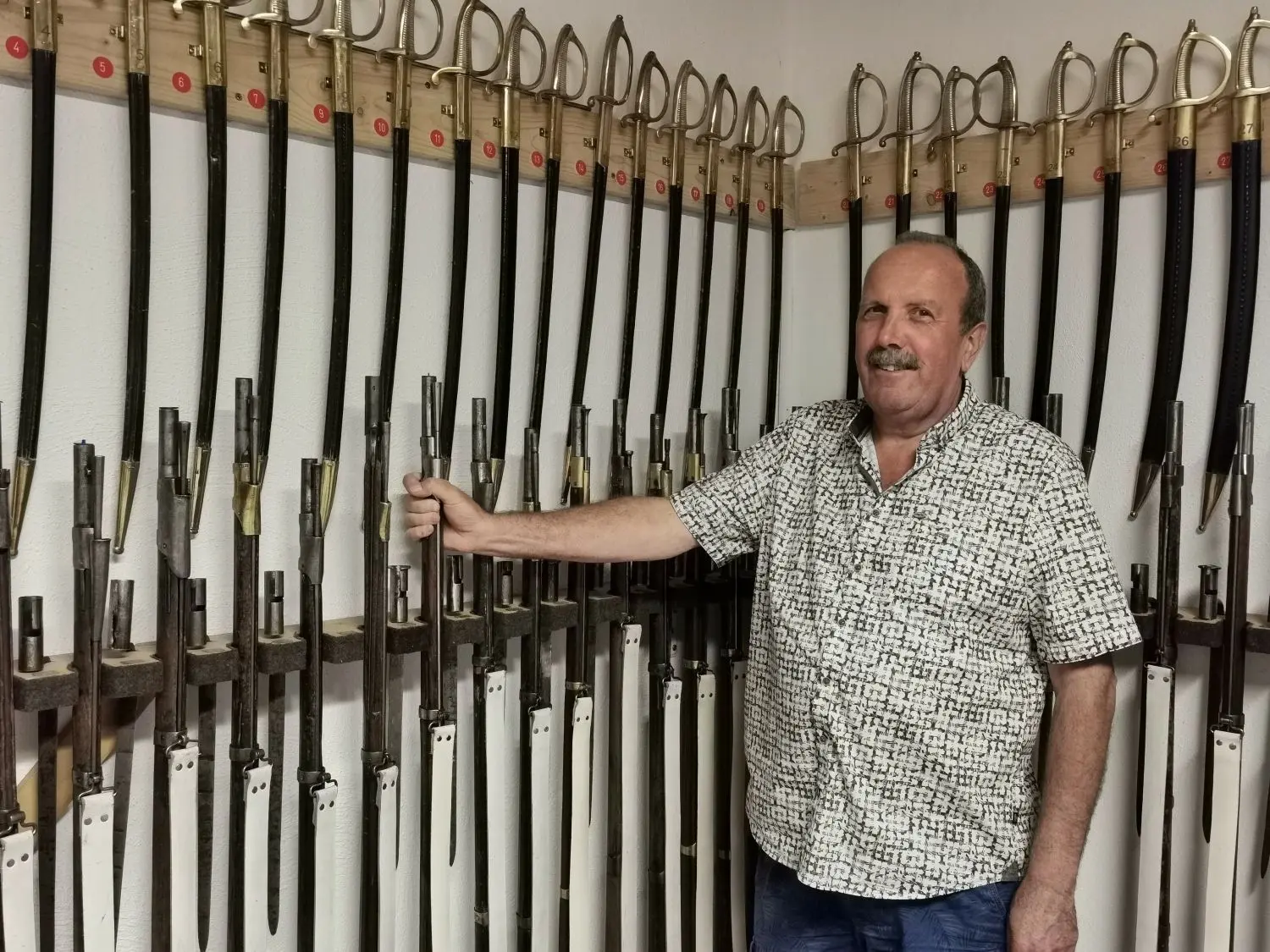 Erst, wenn die Uniform tadellos in Ordnung ist, bekommen die Soldaten und Offiziere ihre Waffen wie Degen, Gewehre oder Säbel von Kommandant Josef Stocker ausgehändigt. ⇥