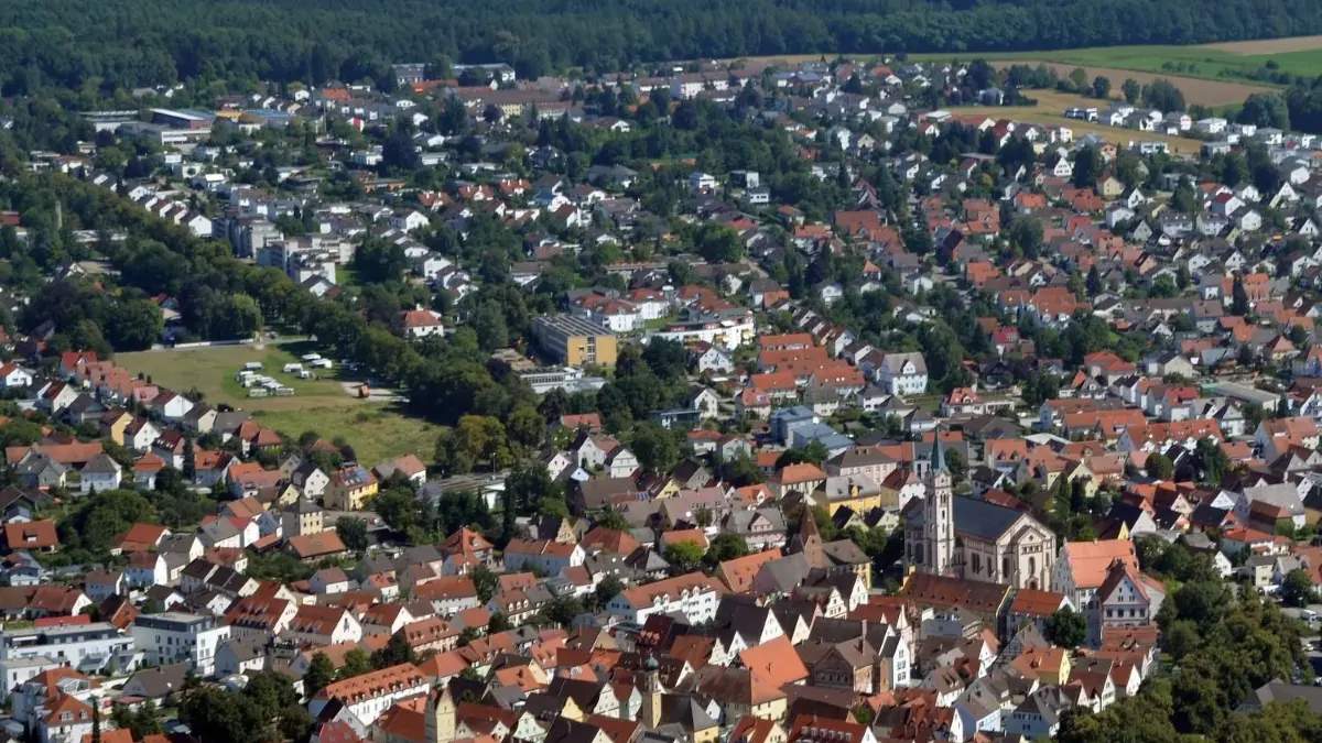 In Weißenhorn sind auf der Hasenwiese zwei umstrittene Supermärkte gebaut worden - Ende März startet der Verkauf.
Luftbild Weißenhorn Hasenwiese, geplante Supermarktbauten