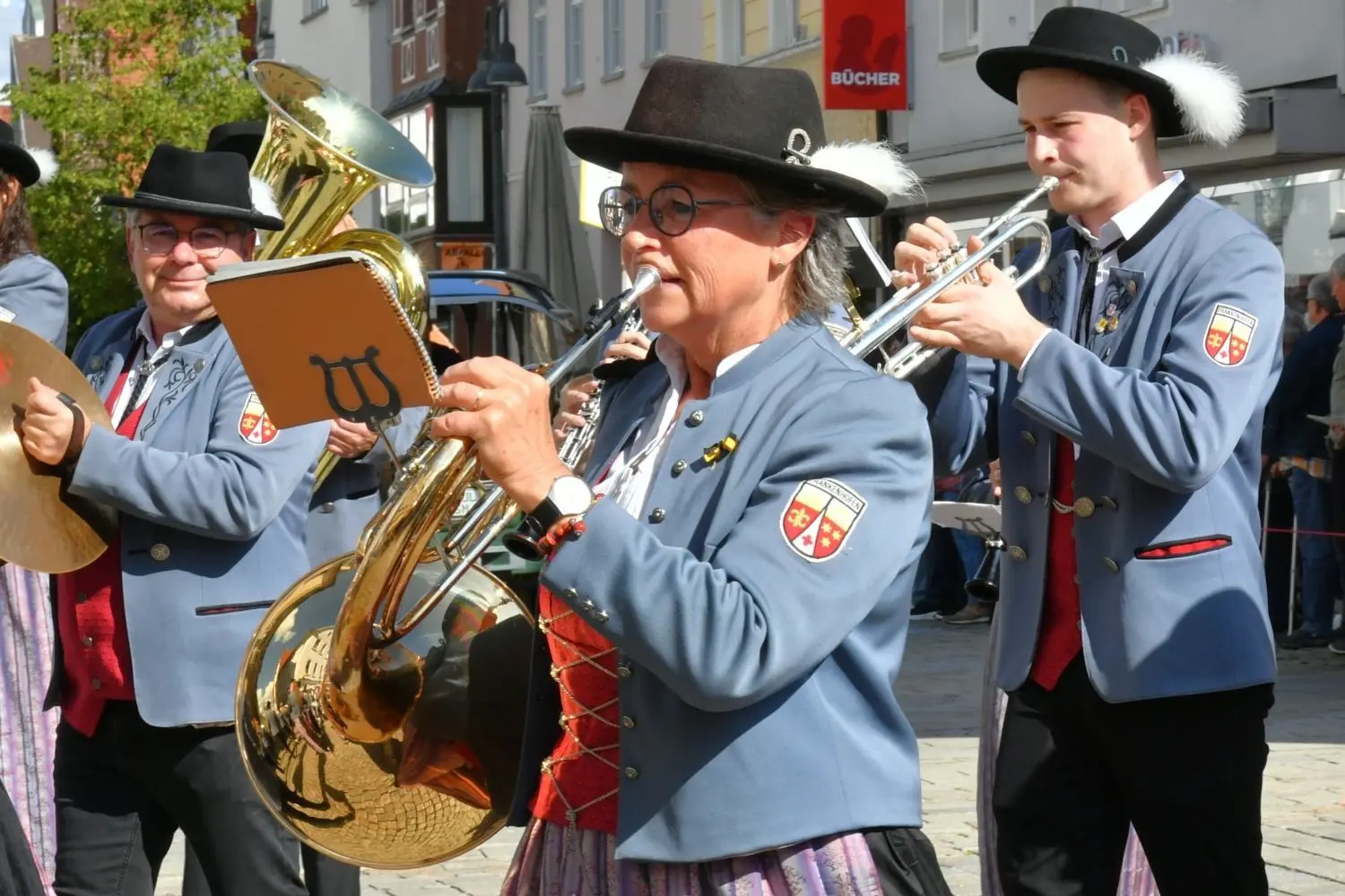 Musikkappellen aus Ehingen, historische Bürgerwachen und Milizen aus 48 Orten in Baden-Württemberg und rund 2000 Teilnehmer "im bunten Rock" waren am Sonntag zu Gast in Ehingen.