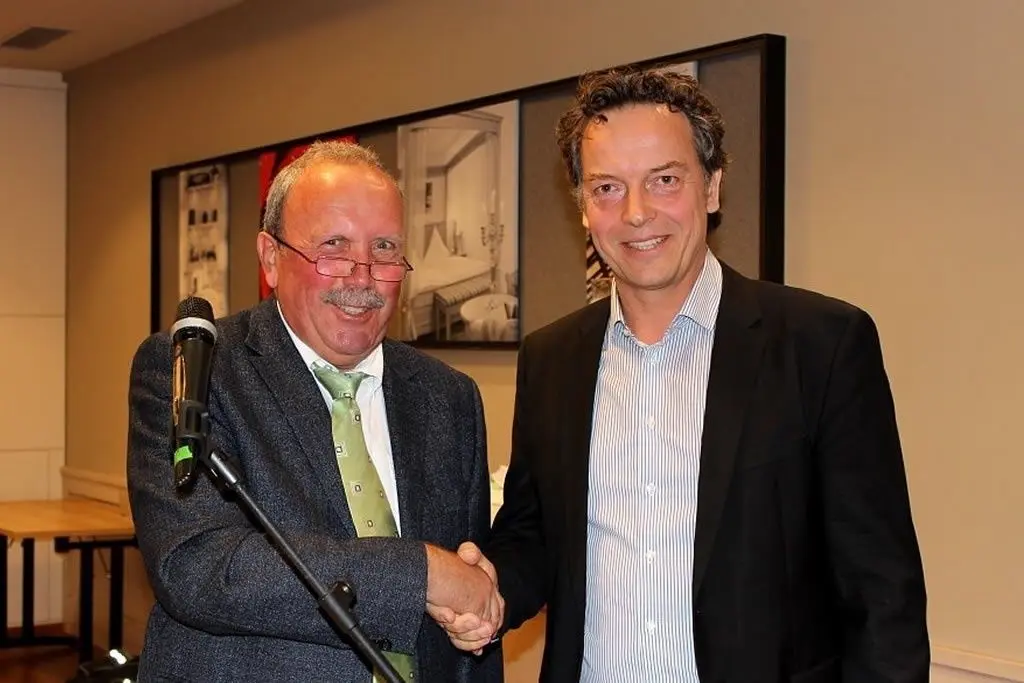 Begrüßung und Verabschiedung: Kommandant Josef Stocker mit dem neuen Vorsitzenden der Bürgerwache Ehingen, Peter Bausenhart (linkes Bild rechts) und mit dem scheidenden Johann Krieger. Der Alt-OB war nach sechs Jahren nicht mehr angetreten.⇥