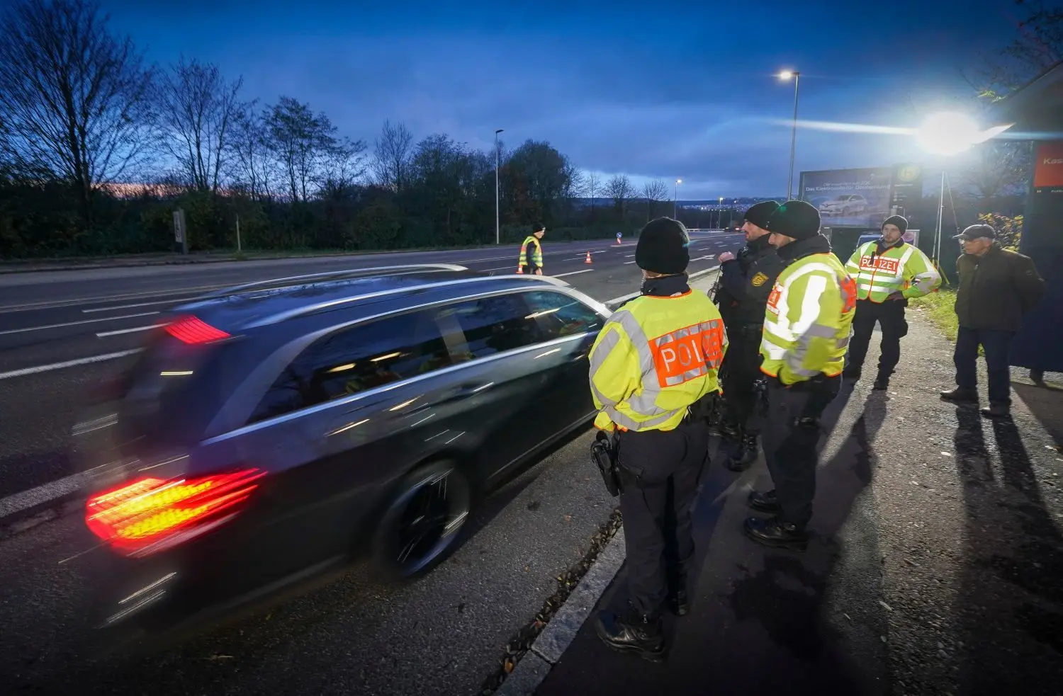 Die Polizei kontrolliert insbesondere die Zuwege zu der Veranstaltung der Bandidos im Ulmer Donautal.