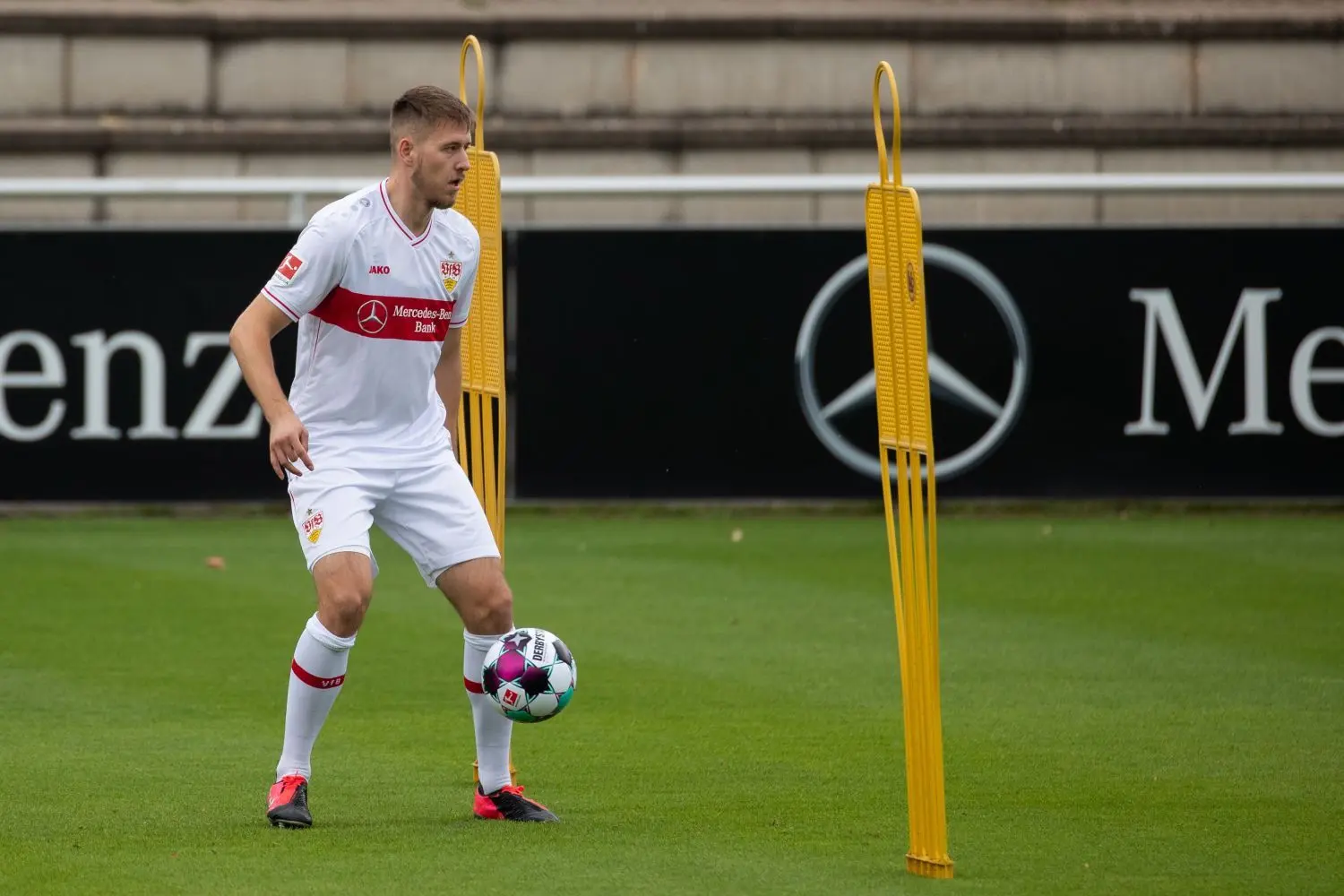 Erstes Mannschaftstraining des VfB Stuttgart in der neuen Saison. Mit dabei war auch Neuzugang Waldemar Anton von Hannover 96. ⇥