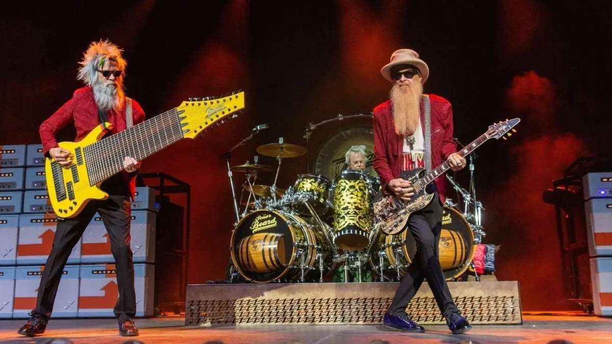 Seit fünf Jahren haben ZZ Top nicht mehr auf deutschen Bühnen gerockt. Am 6. Juli 2024 ist es wieder so weit und Fans können Bassist Elwood Francis (links) mit seinem 16-saitigem Bass, Schlagzeuger Frank Beard (mittig) und Gitarrist Billy Gibbons (rechts) live in der Zitadelle sehen.
Bassist Elwood Francis von ZZ Top (l-r) mit einem 16-Saiter Bass von Fender, Schlagzeuger Frank Beard und Gitarrist Billy Gibbons spielen beim Stagecoach Music Festival im Empire Polo Club in Indio, Kalifornien. +++ dpa-Bildfunk +++