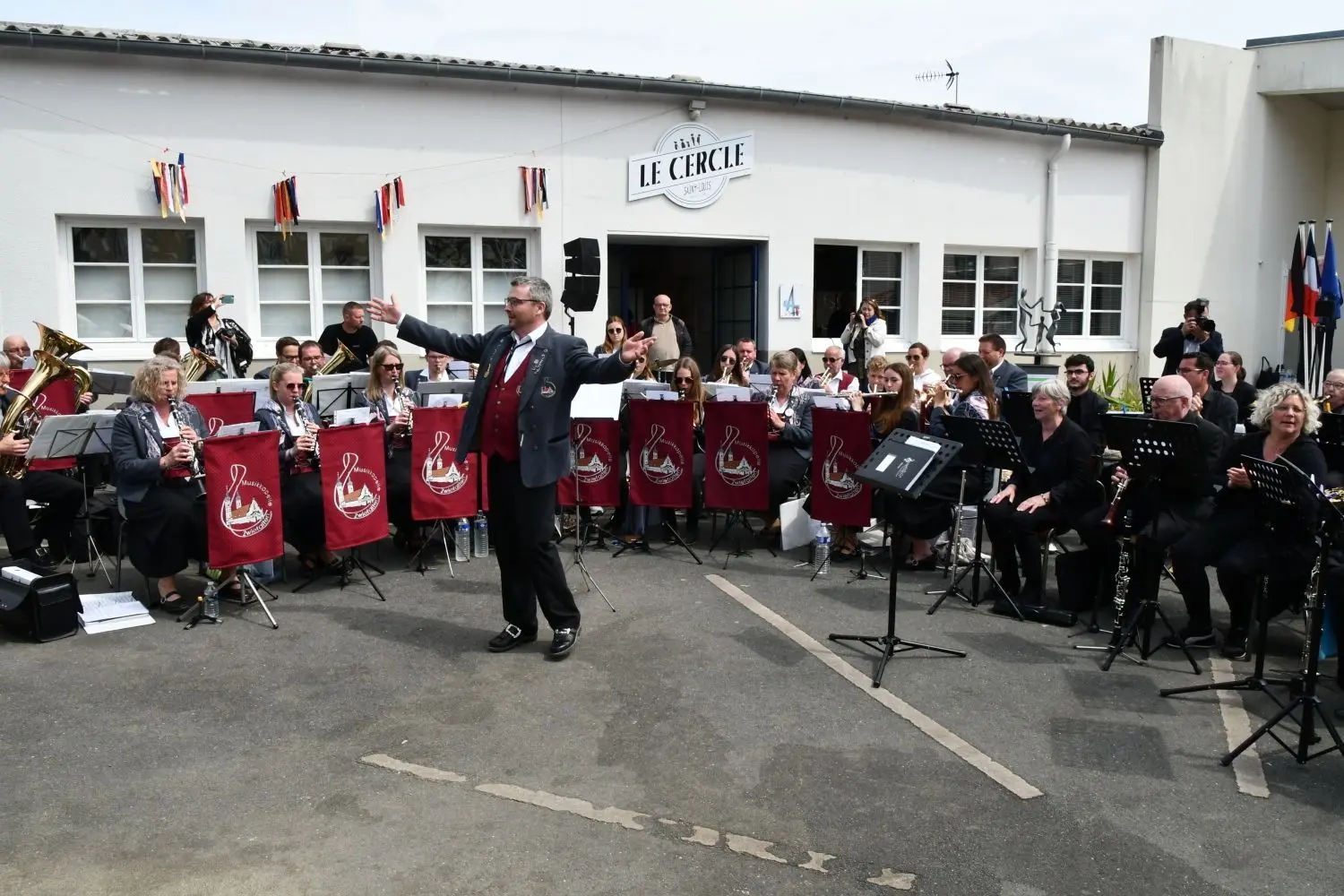 Nach den Ansprachen beim Festakt unter anderem von den beiden Bürgermeistern Dominique Landreau und Alexandra Hepp sorgten die Musikkapelle Zwiefalten mit Dirigent Alexander Ott und das L‘Harmonie St. Joseph mit Christian Morisseau an der Spitze für schwungvolle Feierlaune vor dem Cercle de Saint Louis.
