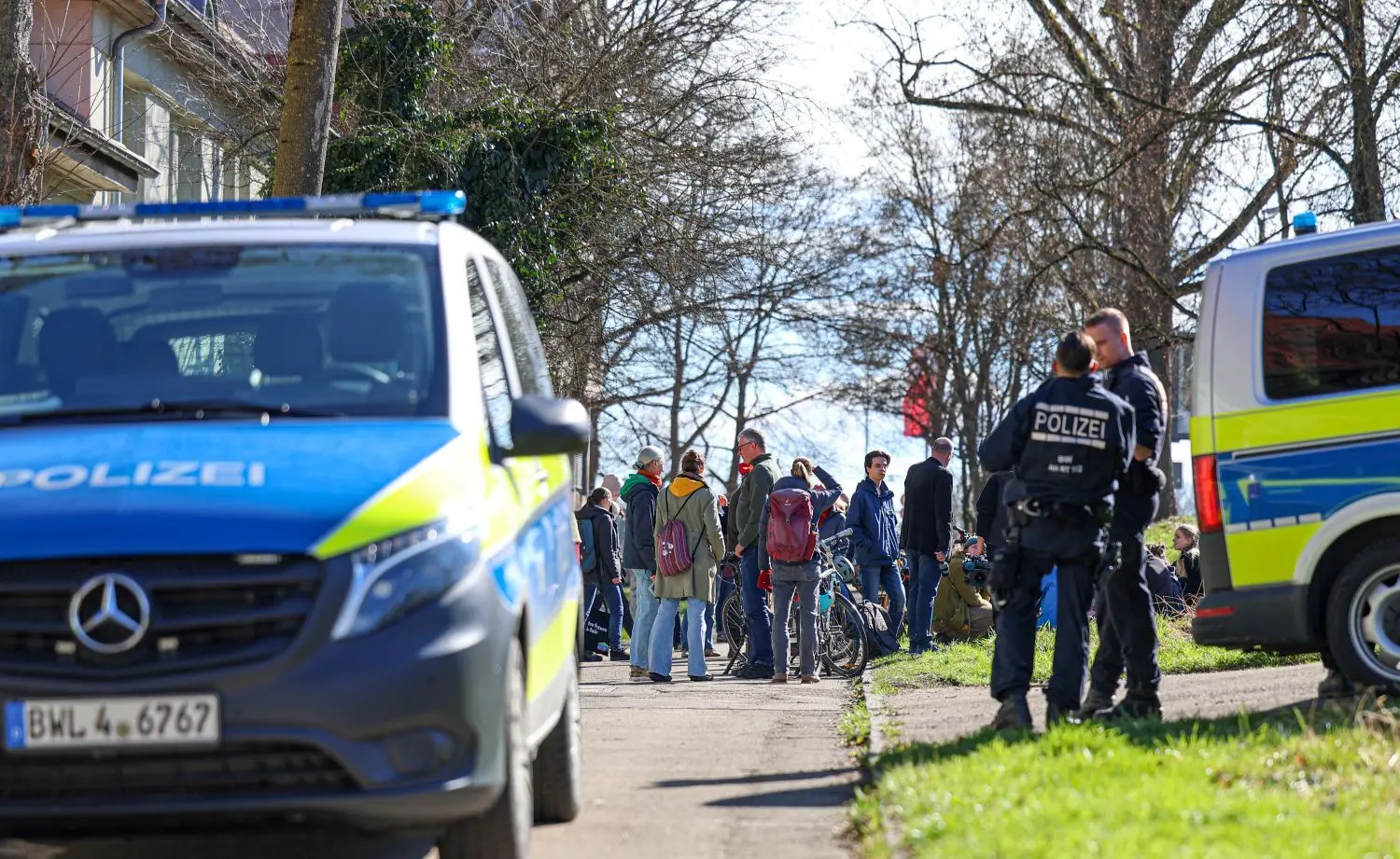 Nach der spektakulären Kletteraktion vom vergangenen Juli, bei der zwei Aktivisten über die Schilderbrücke geklettert waren und den Verkehr zum Stillstand brachten, war die Polizei auf Nummer sicher gegangen.