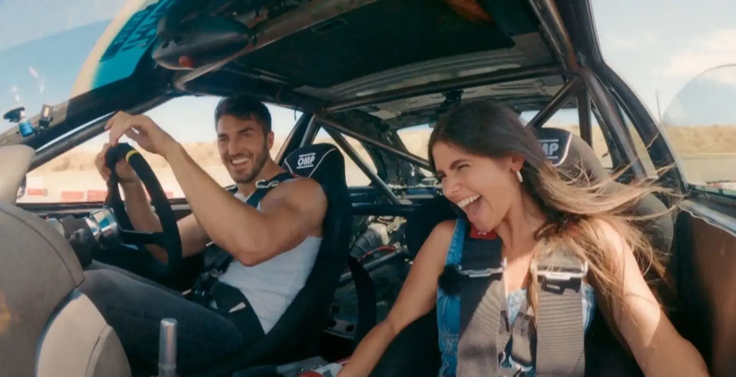 Dennis gibt richtig Gas und driftet mit Lissy über die Rennstrecke.