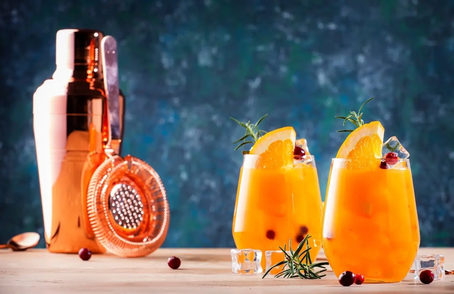 Es werden Cocktails gemixt.⇥