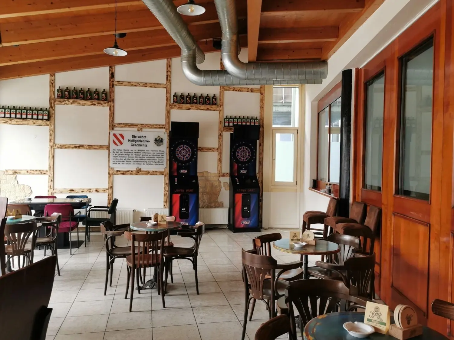Im Raucherbereich des neuen Standorts am Sternplatz stehen Dart-Automaten und Geldspiel-Automaten.