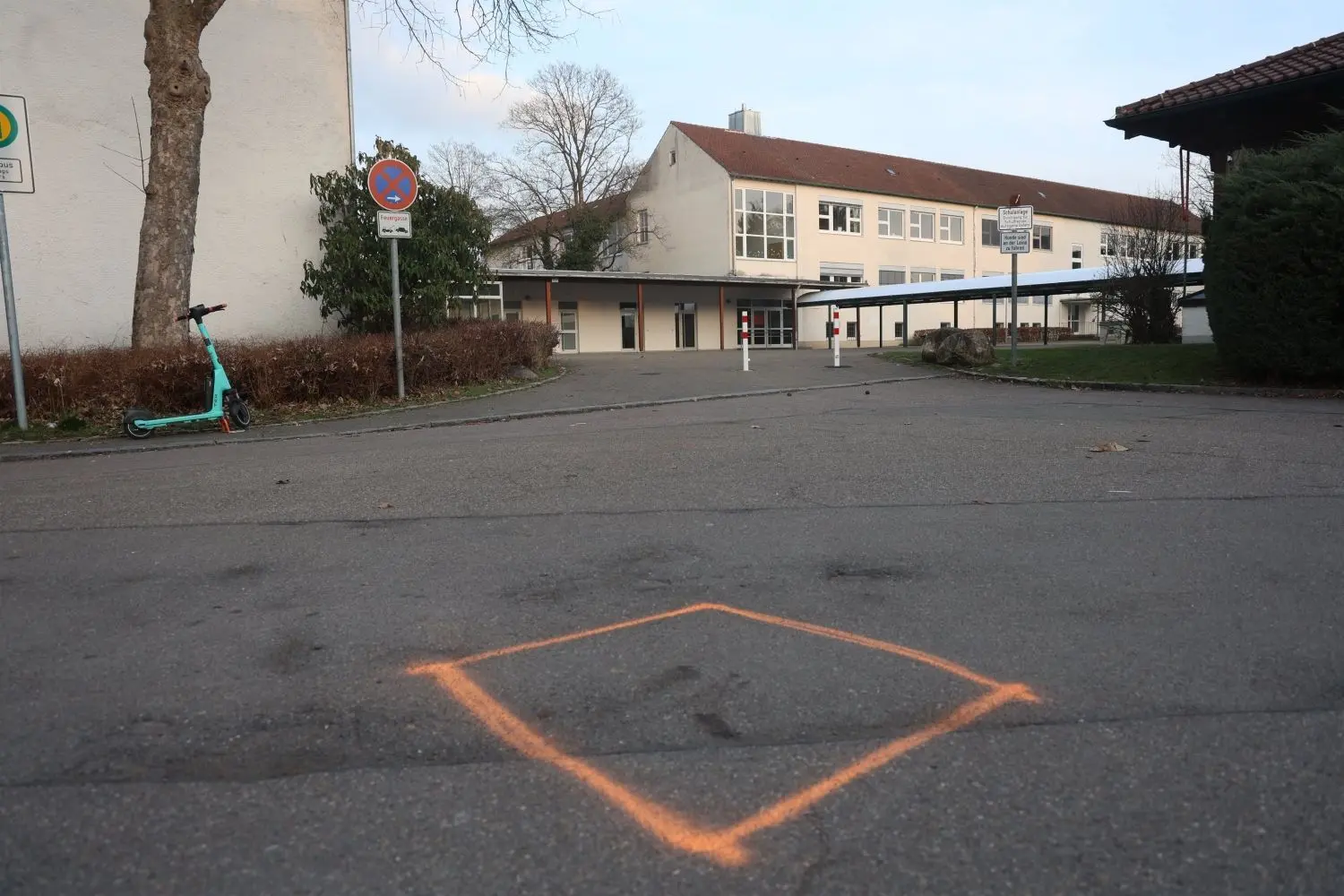 Vor der Sägefeldschule waren am Dienstag noch Spuren der Attacke zu sehen.
