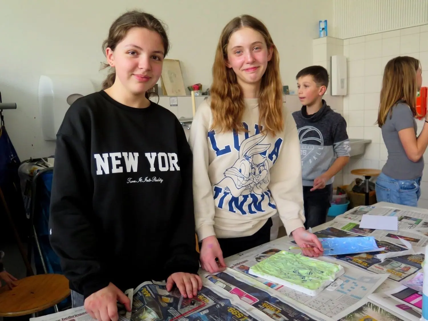 Beim Infotag am Schulverbund Frommern wurden den Besucherinnen und Besuchern auch Einblicke in den Unterricht gewährt. Im Kunstunterricht wird die Kreativität gefördert - und kreatives Arbeiten macht sichtlich Spaß.