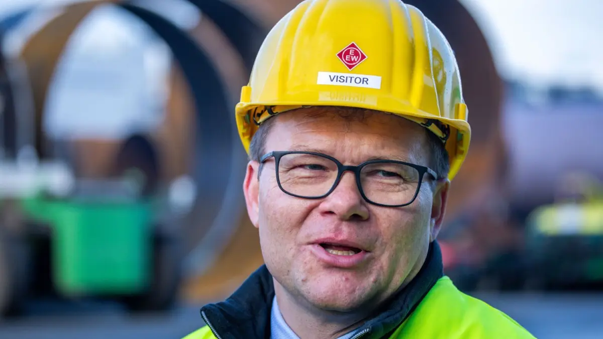 13.02.2024, Mecklenburg-Vorpommern, Rostock: Carsten Schneider, Beauftragter der Bundesregierung für Ostdeutschland, beantwortet vor riesigen Metallrohren für die Fundamente von Off-Shore-Windkraftanlage im Großrohrwerk EEW Special Pipe Constructions im Seehafen die Fragen von Medienvertretern. Das Unternehmen stellt Fundamente für Offshore-Windkraftanlagen her und verarbeitet armdicken Stahl zu Rohren mit einem Durchmesser von bis zu 10 Metern. Politiker, u.a. der Ostbeauftragte der Bundesregierung, Schneider, und Gewerkschafter informieren sich beim Windanlagenbauer Nordex sowie bei EEW über die Arbeitsbedingungen in der Windenergiebranche. Foto: Jens Büttner/dpa +++ dpa-Bildfunk +++