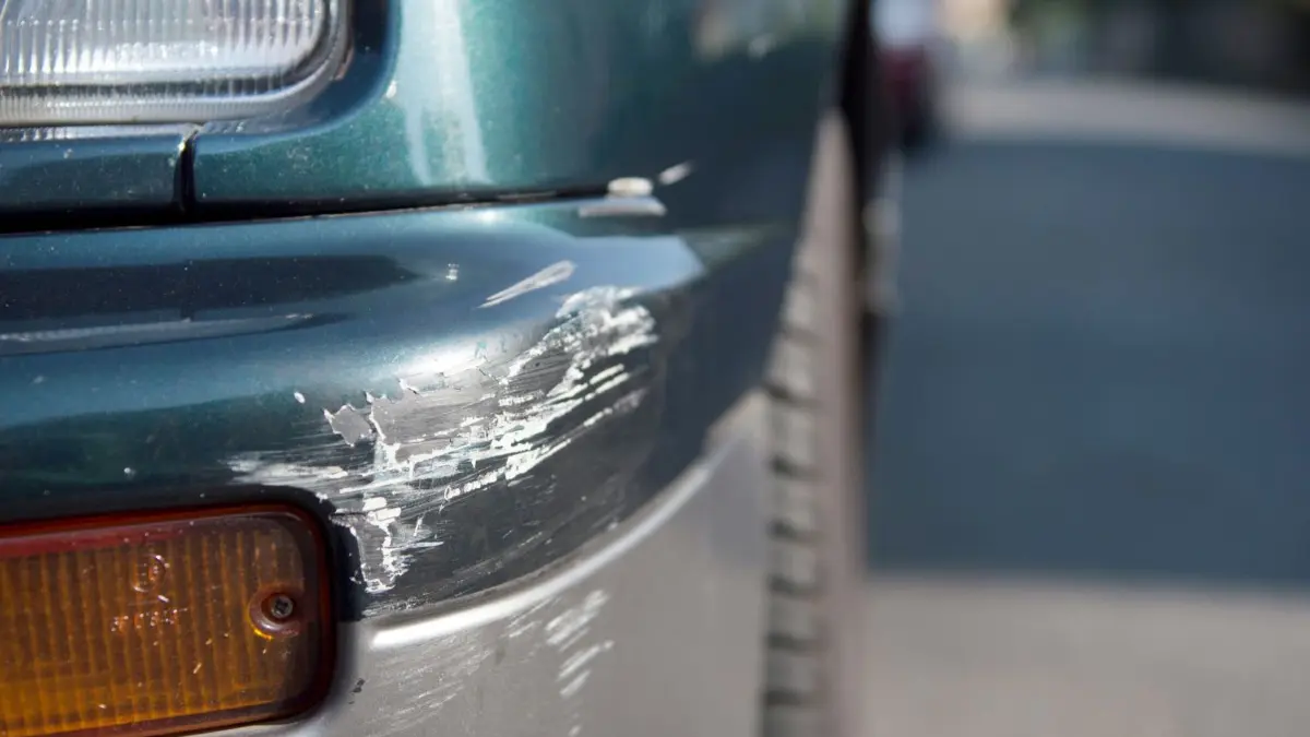 ARCHIV - 04.09.2017, Sachsen, Dresden: Am Stoßfänger eines geparkten Pkw sind Spuren eines Unfalls zu sehen. Beim Verkehrsgerichtstag in Goslar ab dem 24. Januar soll über die vom Bundesjustizministerium erwägte Möglichkeit, Unfallflucht ohne Personenschaden nicht mehr als Straftat zu behandeln, gesprochen werden. (zu dpa "Fahrerflucht künftig nur noch Ordnungswidrigkeit? Experten uneins") Foto: Arno Burgi/dpa +++ dpa-Bildfunk +++