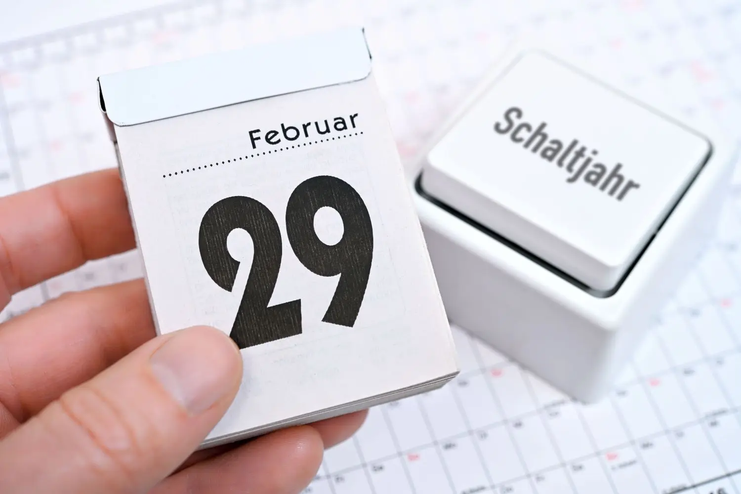 Dank des Extratags hat das Schaltjahr 2024 insgesamt 366 Tage. Der 29. Februar ist ein beliebter Termin zum Heiraten. Alle Neugeborenen, die an diesem Tag das Licht der Welt erblicken, können erstmalig 2028 ihren „richtigen Geburtstag“ feiern. ⇥