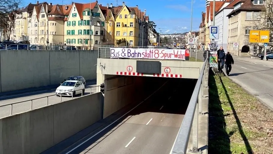 Das riesige Banner über der Tunneleinfahrt.