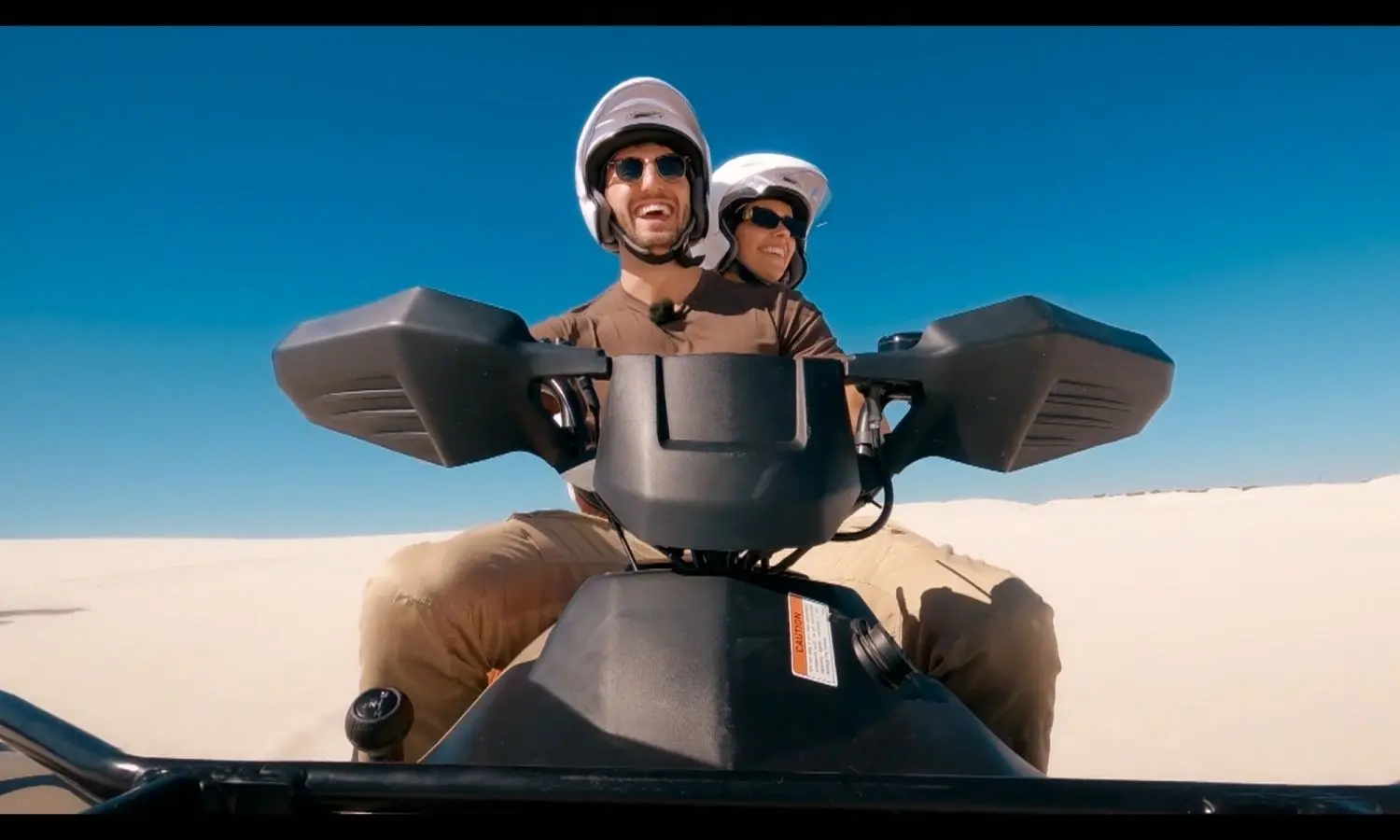 Völlig tiefenentspannt fahren Lissy und Dennis mit dem Quad zwischen den Dünen hindurch.