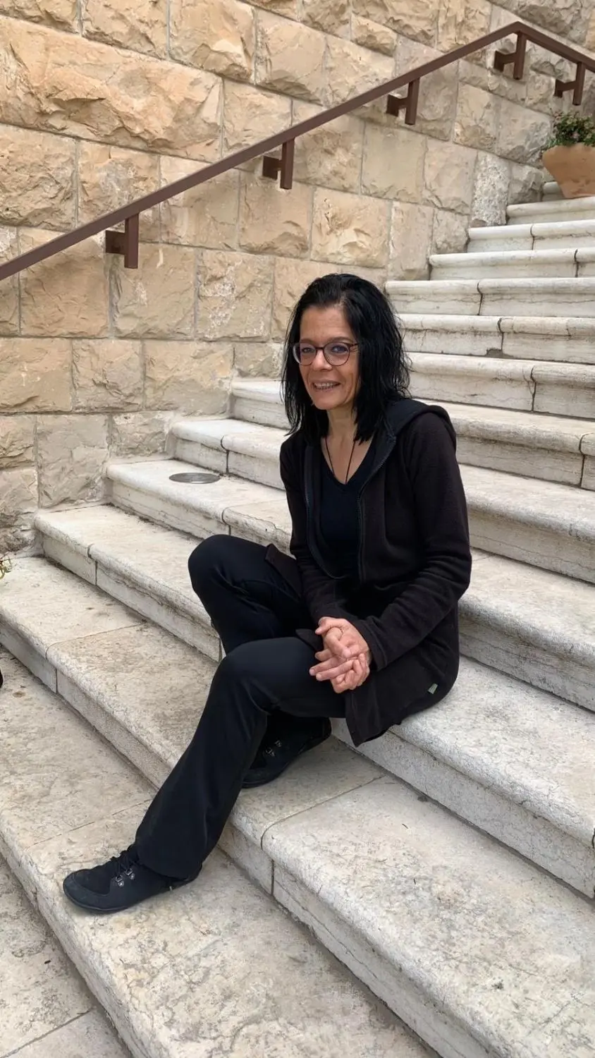 Ines Fischer auf der Treppe der Himmelfahrtkirche auf dem Ölberg in Jerusalem. ⇥