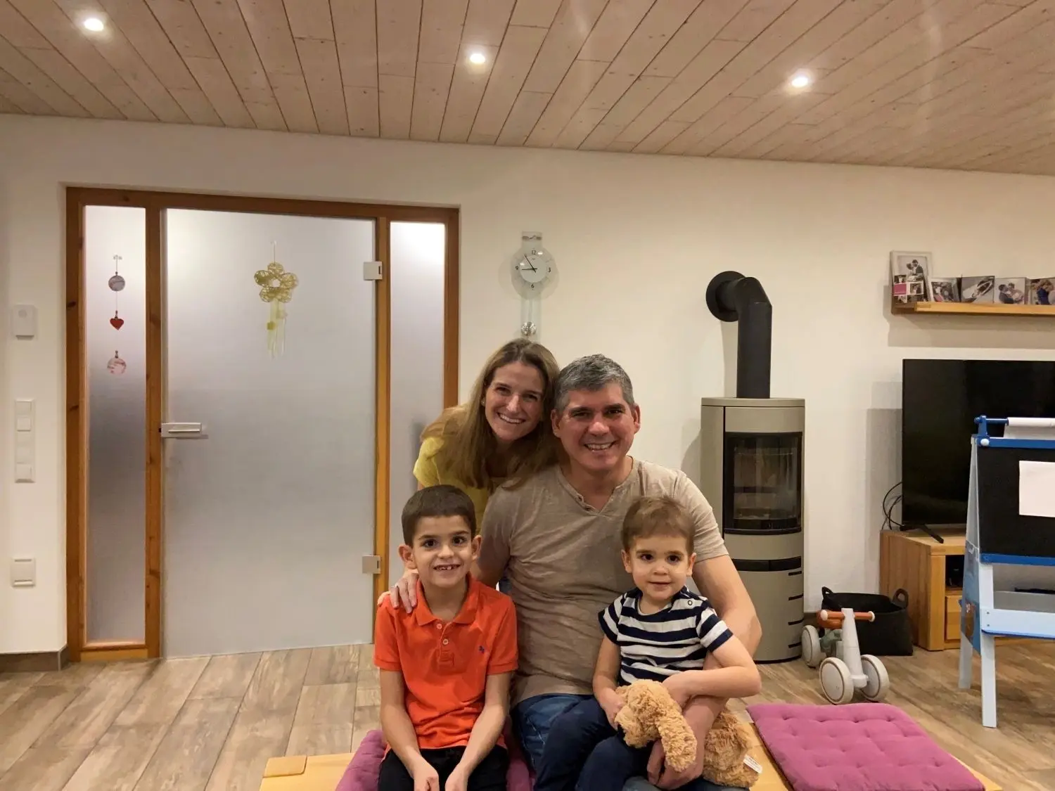 Die Grünenwalds: Claudia und Frank mit ihren beiden Söhnen Martin, der am Schalttag geboren wurde, und Luis (rechts).⇥
