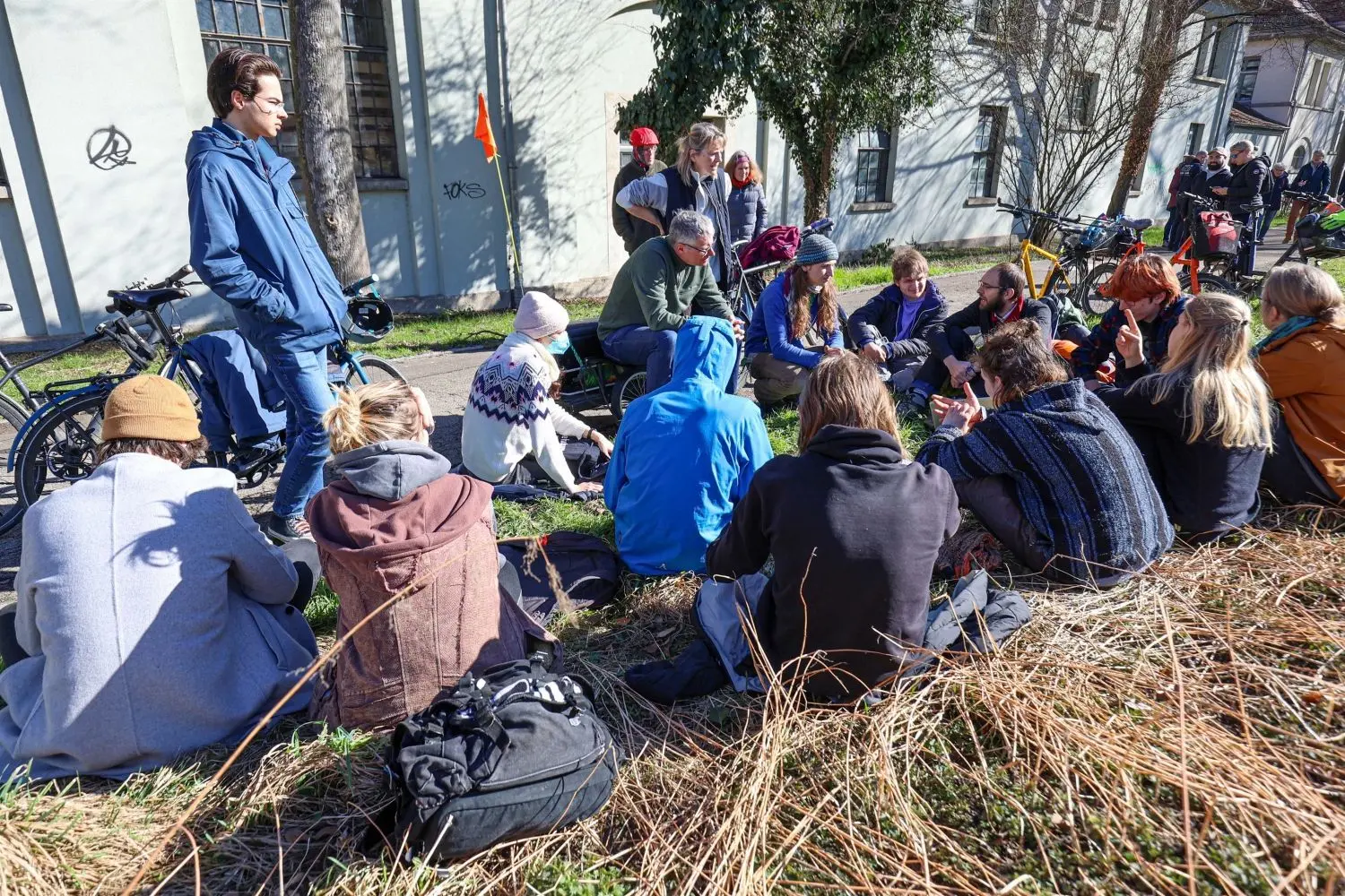 Es sah auf den ersten Blick eher wie ein Picknick aus – wäre nicht das riesige Polizeiaufgebot auf beiden Seiten der B 28 direkt nach der Adenauerbrücke gewesen.