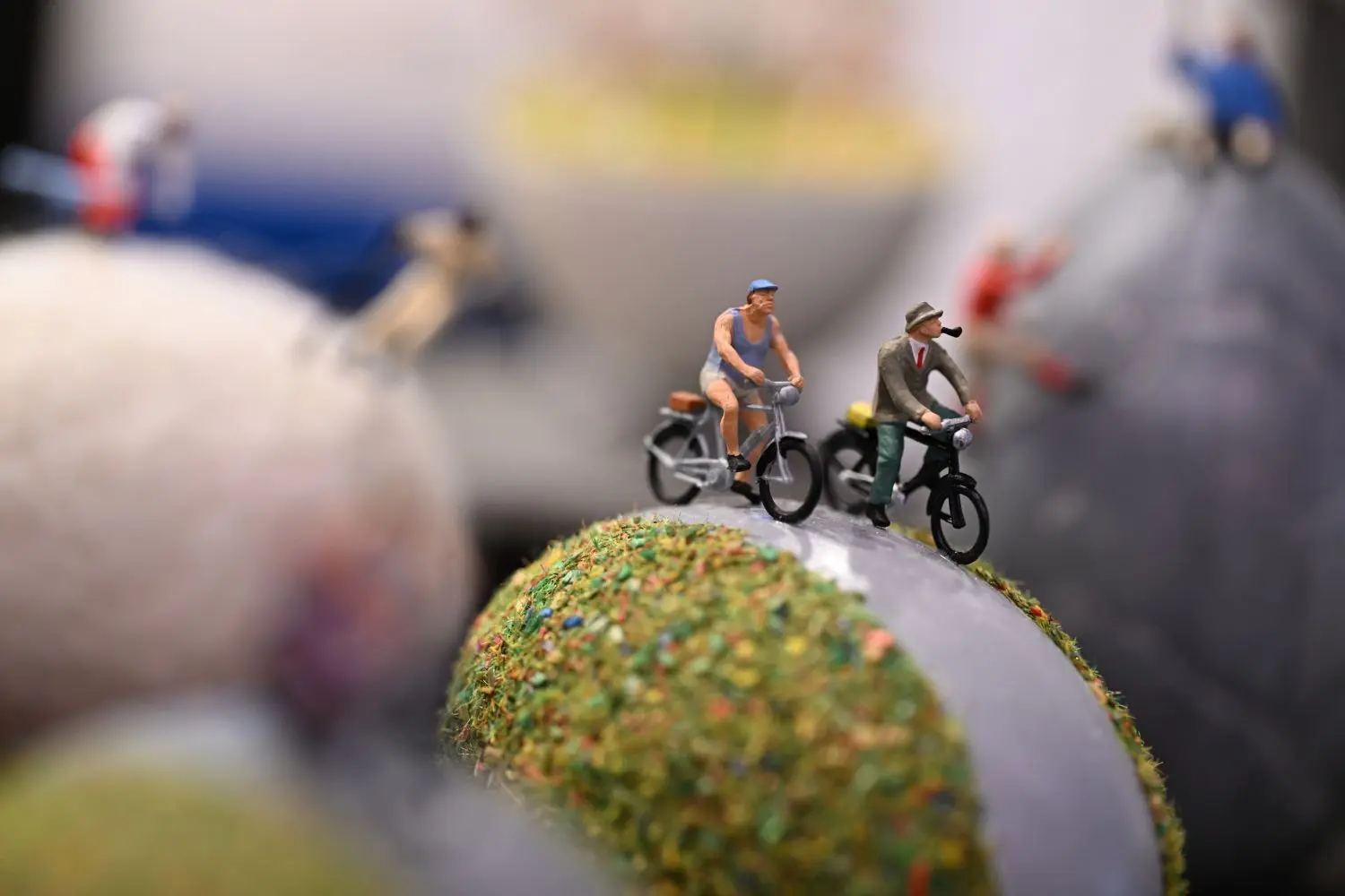 Radfahrer aus der Serie von Eva Schmidt-Reinhardts „Sportler-Eiern“. Mit Preiser-Figuren aus dem Modelleisenbahn-Bedarf bestückt die Hechinger Künstlerin ihre liebevoll gestalteten Werke.⇥