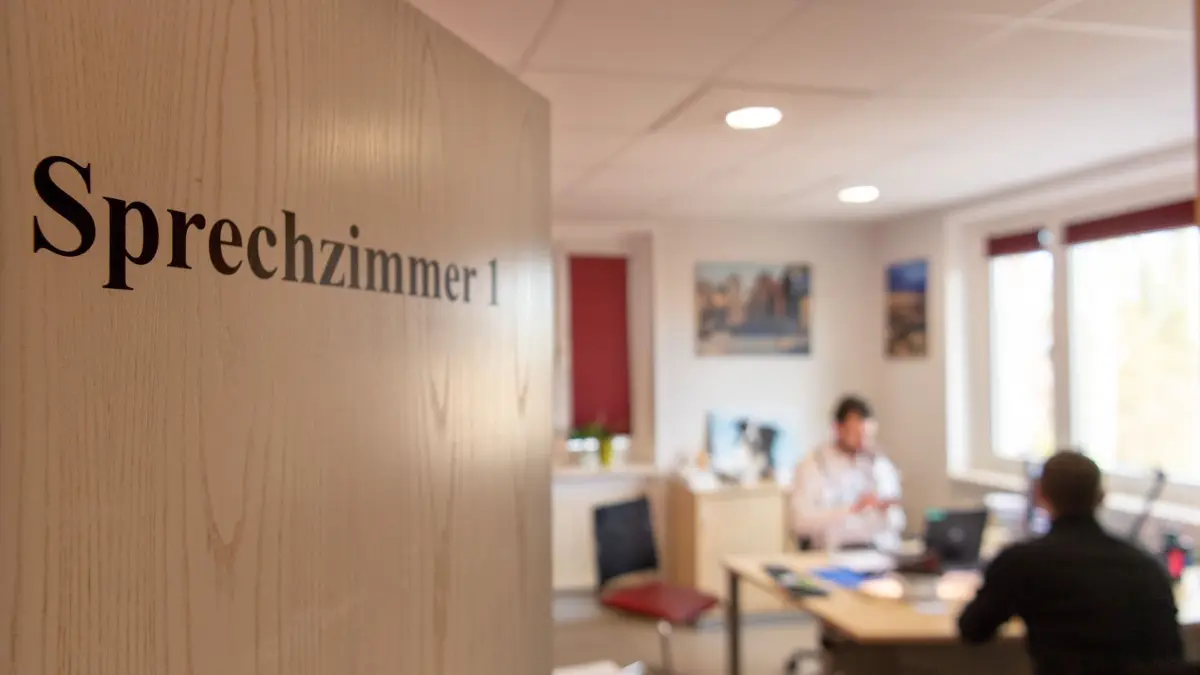 28.01.2019, Sachsen, Hartha: Blick in ein Sprechzimmer in der Praxis vom Hausarzt Danny Nummert-Schulze. Seit dem 1. September 2018 bieten Mediziner in ausgewählten Medizinischen Versorgungszentren (MVZ) des Helios-Klinik Verbundes in ganz Sachsen Videosprechstunden an. Foto: Monika Skolimowska/dpa-Zentralbild/dpa +++ dpa-Bildfunk +++