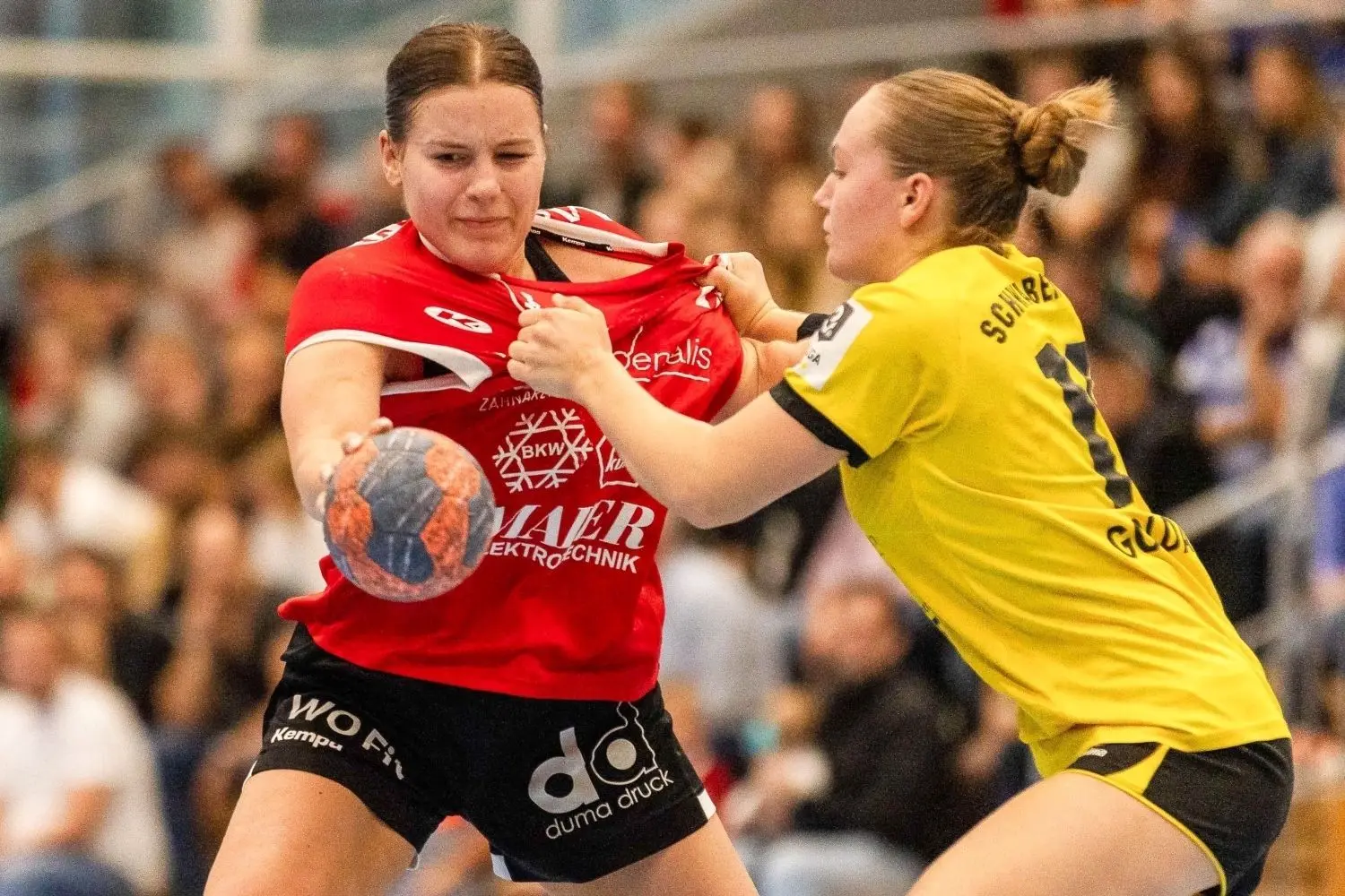 Katharina Goldammer (rechts) ist noch sehr jung, kann aber schon richtig zupacken. Sie wird zur Bundesligaspielerin reifen. ⇥