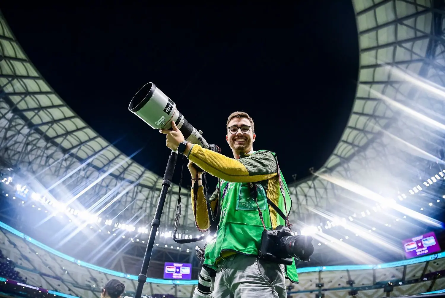 Tom Weller ist in allen Stadien dieser Welt zu Hause. Hier ist er bei der Fußball-WM 2022 in Katar im Einsatz. ⇥