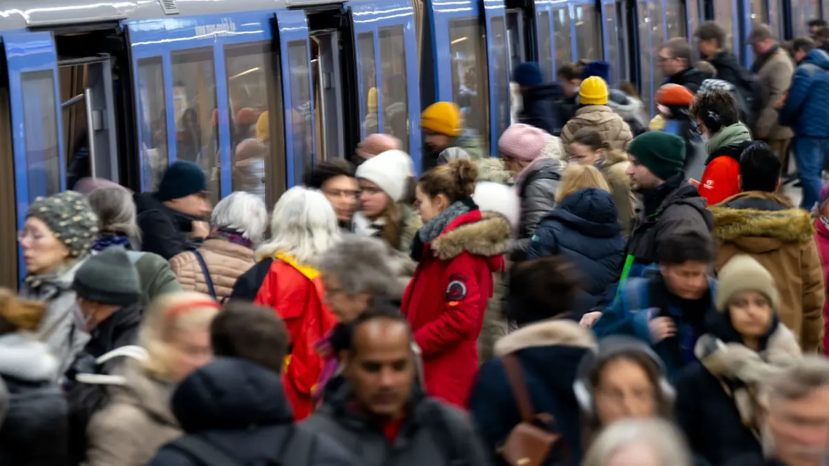 Gedränge in der Münchner U–Bahn: ARCHIV - 01.03.2023, Bayern, München: Fahrgäste steigen an einer Haltestelle in eine U-Bahn. (zu dpa: «Probleme allerorten: Münchner U-Bahn im «Tal der Tränen»») Foto: Sven Hoppe/dpa +++ dpa-Bildfunk +++