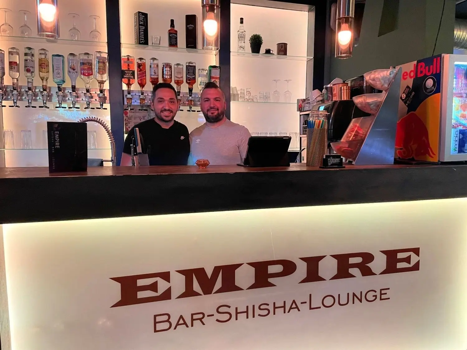 Gökhan Korkmaz (links) und Deniz Kayisli haben im Dezember 2023 die Shisha-Lounge „Empire“ in Ebingen übernommen und arbeiten an einem neuen Konzept, das auf gemütliche Abende mit und ohne Alkohol setzt.⇥