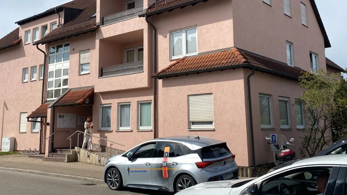 Das Gebäude in der Gaildorfer Straße, in dem das MVZ Altenmünster untergebracht ist, platzt aus allen Nähten: Die größte Hausarztpraxis in der Stadt braucht dringend einen neuen Standort — mit Platz im Inneren und ausreichend Parkplätzen. ⇥