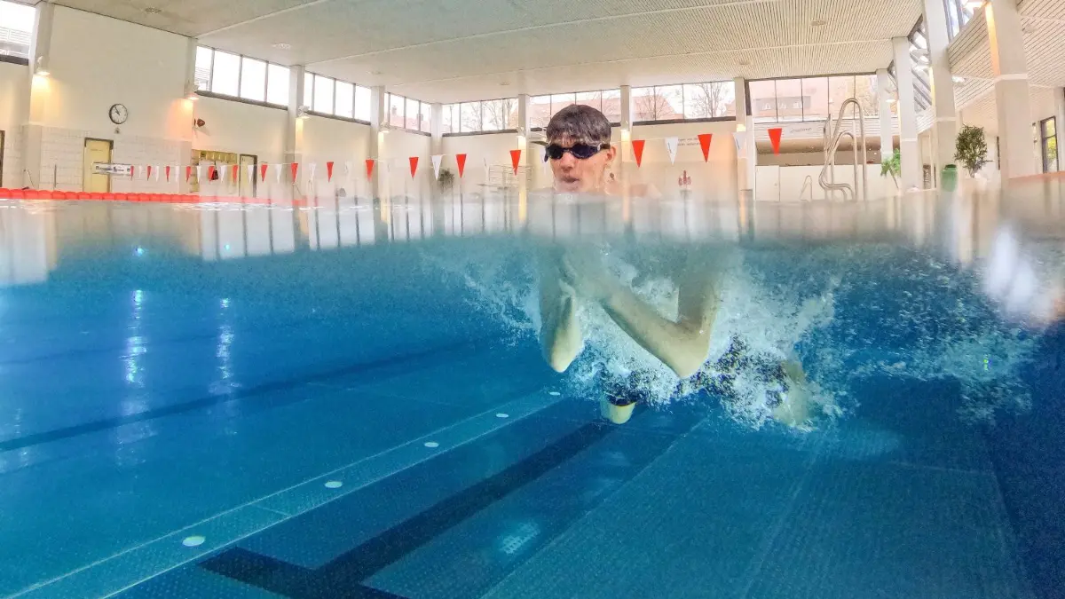 ulm, Westbad, Bild vom öffentlichen Badebetrieb, die Wassertemperatur wird wieder hochgefahren, Betriebsleiterin Wiebke Fischer
Foto: Wiebke Fischer und Schwimmer Azubi Siavash Housseinzadeh