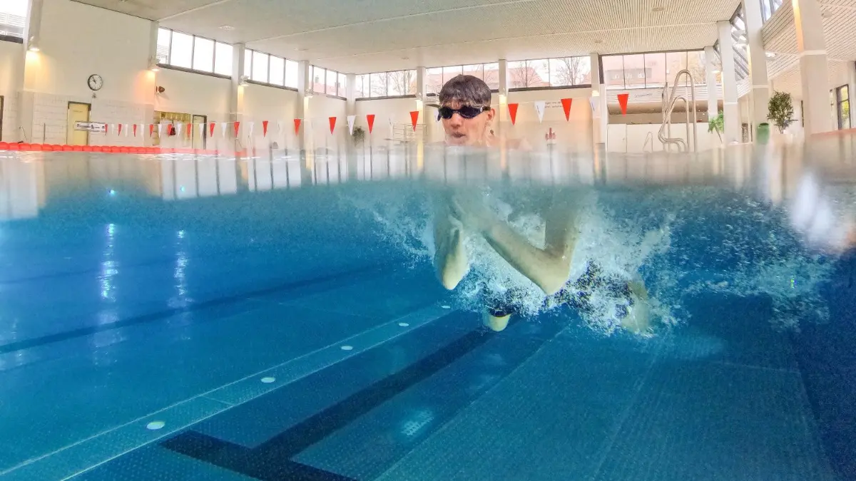 ulm, Westbad, Bild vom öffentlichen Badebetrieb, die Wassertemperatur wird wieder hochgefahren, Betriebsleiterin Wiebke Fischer
Foto: Wiebke Fischer und Schwimmer Azubi Siavash Housseinzadeh