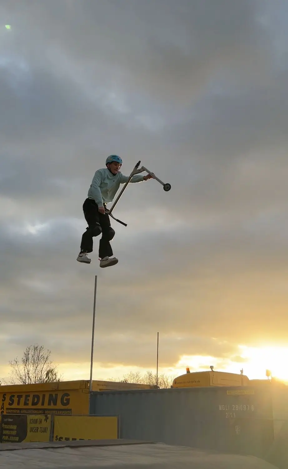 Felix ist schwindelfrei und macht seine Tricks in großer Höhe. Bis ein Trick klappt, übt er manchmal jahrelang. ⇥