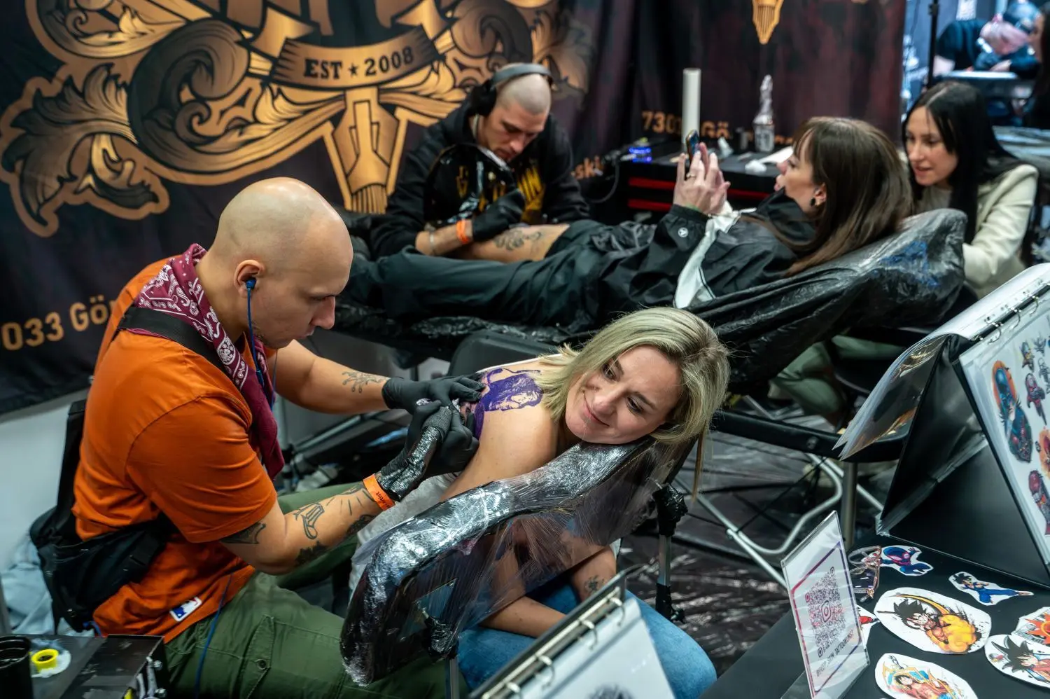 Nadelstiche in Massen: Auf der Tattoo Convention in Göppingen ließen sich zahlreiche Besucher direkt ein neues Kunstwerk stechen.⇥