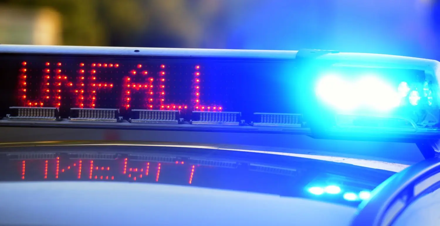 Ein Unfall auf der B10 Richtung Süden in Ulm sorgt am Dienstagnachmittag (20.02.2024) für Verkehrsbehinderungen (Symbolfoto).