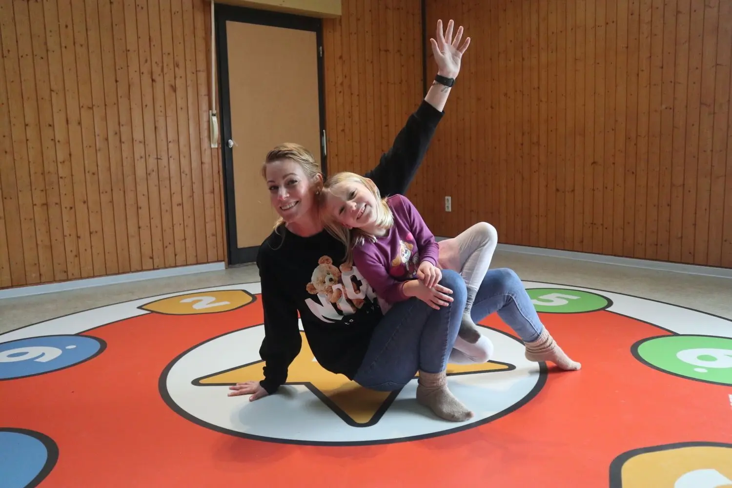 Corinna Flick spielt mit ihrer sechsjährigen Tochter Alina im Bereich für Kinder und Jugendliche. Die beiden sind regelmäßige Gäste auf dem Campingplatz.