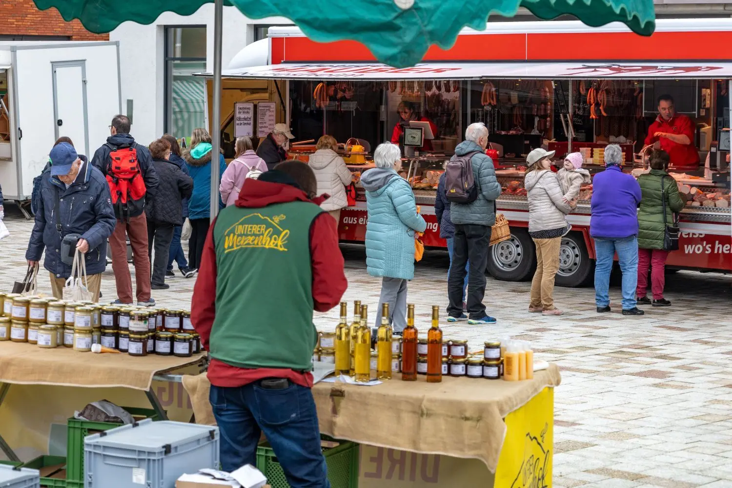 An manchen Verkaufsständen bilden sich auf dem Eislinger Wochenmarkt schnell erste Schlangen.⇥