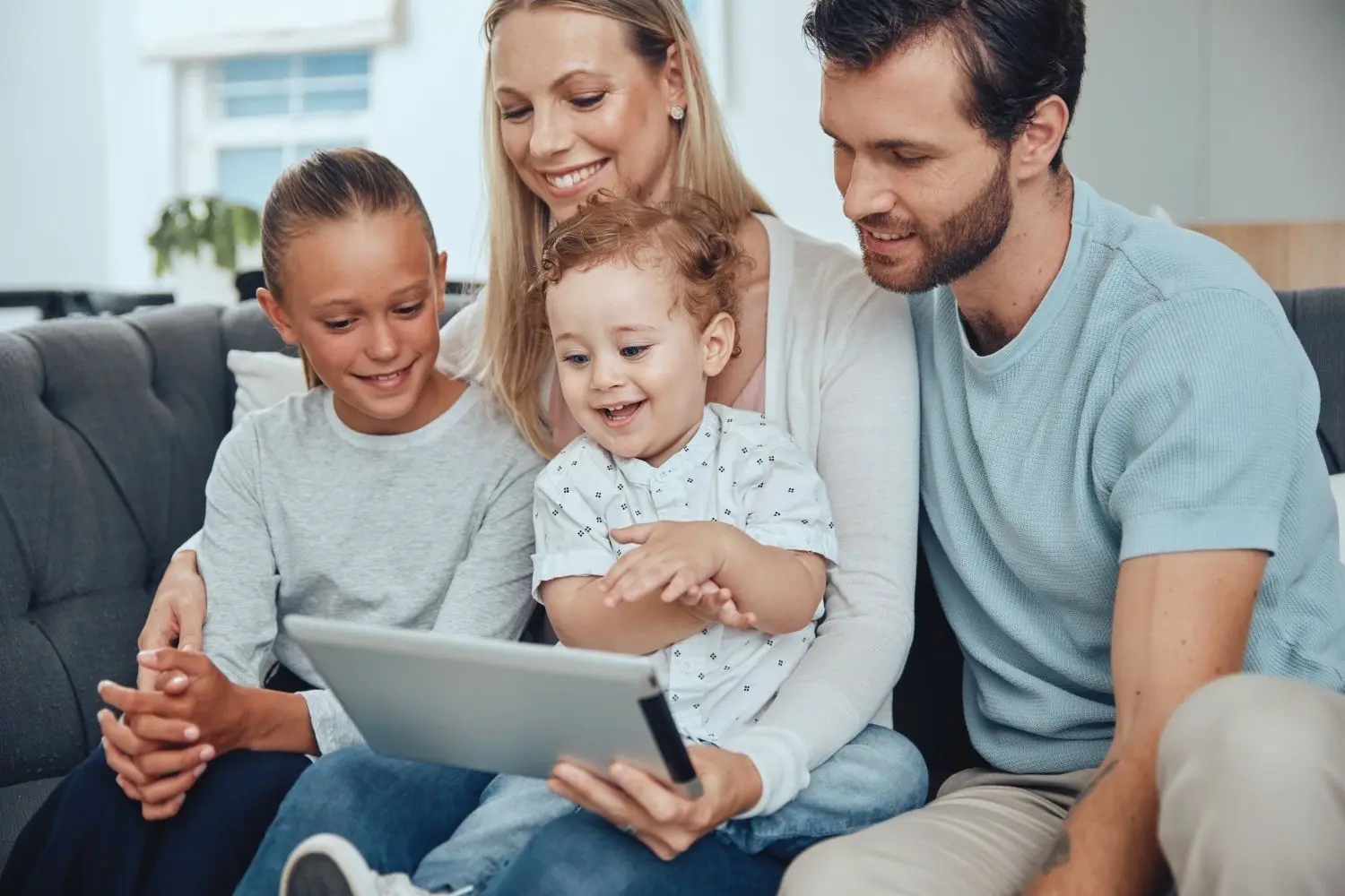Die Generation Alpha ist die erste Generation, die komplett im 21. Jahrhundert aufgewachsen ist und für die der Umgang mit Smartphones und Tablets selbstverständlich ist. Ihre Eltern sind ebenfalls digitalaffin aufgewachsen.