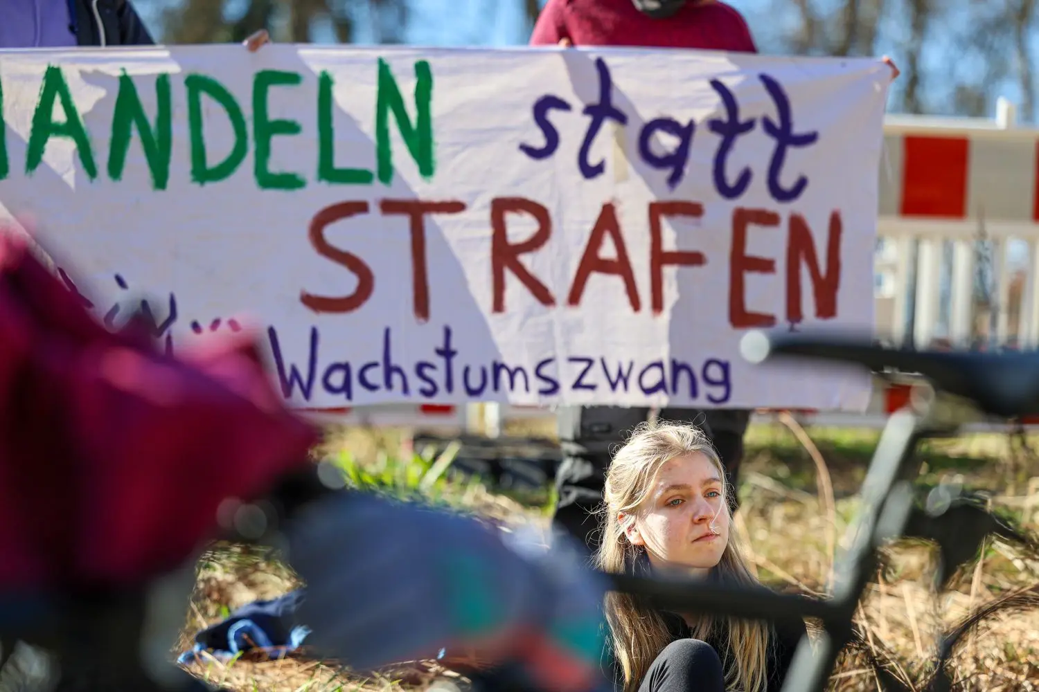 Auch bei der Kundgebung: Klimaaktivistin Ronja, die bei der Kletteraktion über die Schilderbrücke im letzten Jahr dabei war.